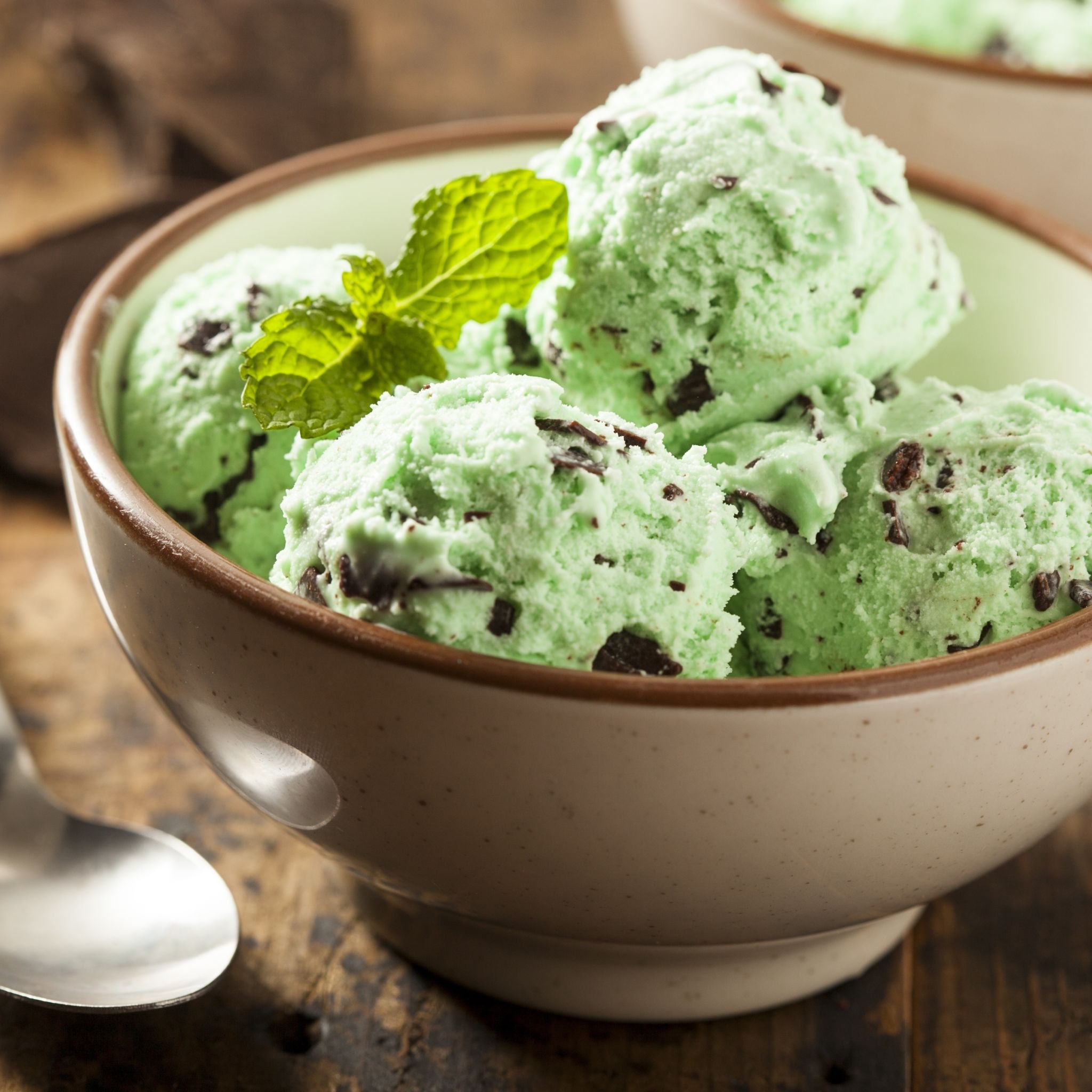 Мороженое с шоколадной крошкой. Mint Chocolate Chip Ice Cream. Мятное мороженое с шоколадной крошкой. Мятный сорбет. Джелато шоколад мята.