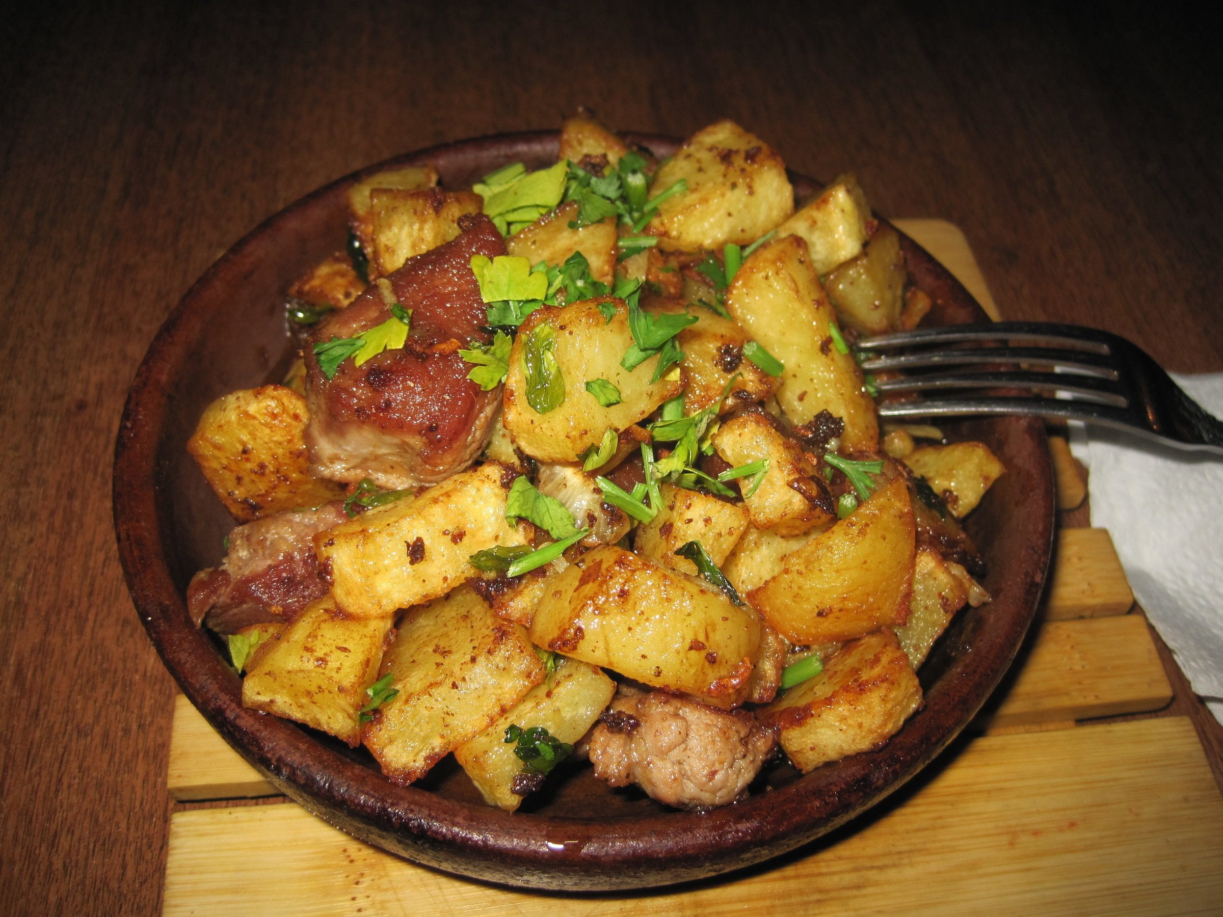 Блюдо мясо картофель лук. Жареная картошка с мясом. Картофель жареный с мясом. Жареная картошка с мясом и луком на сковороде. Жаркое с мясом и картошкой.