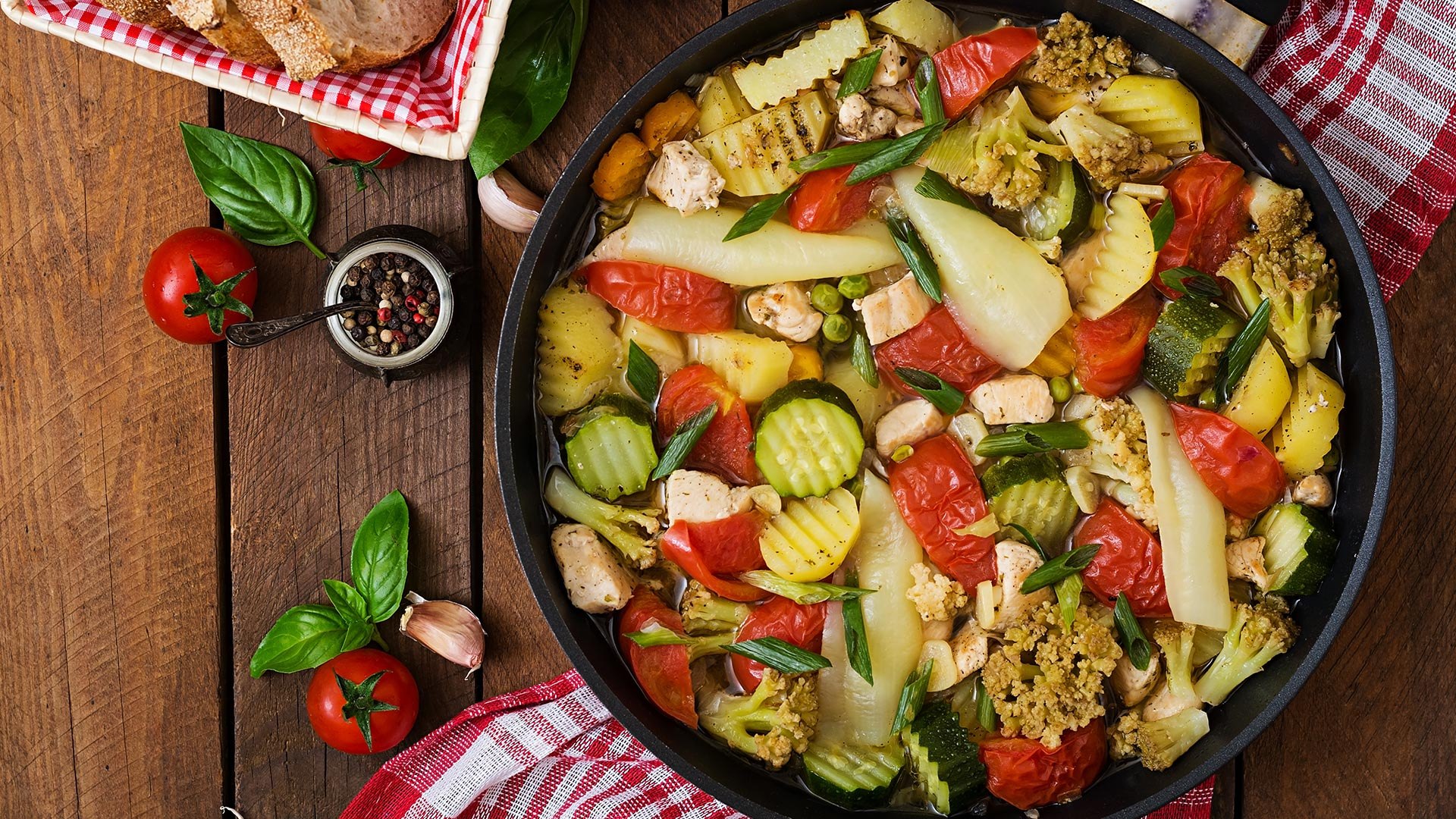 Steam vegetables in pan фото 117