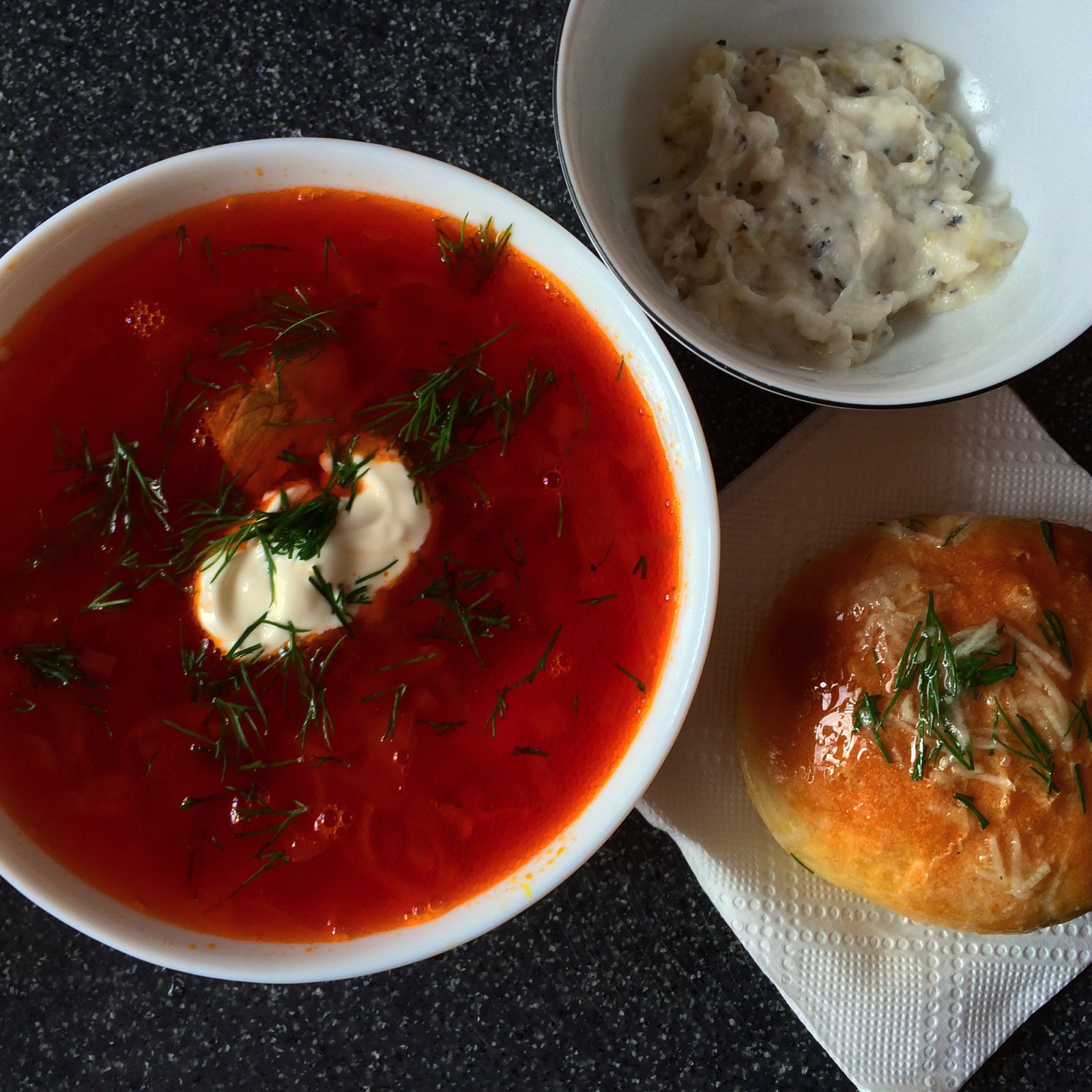 Борщ с салом рецепт. Кубанский борщ с пампушками. Украинский борщ с пампушками и салом. Борщ с склом и помпушками. Борщ украинский с чесночными пампушками.