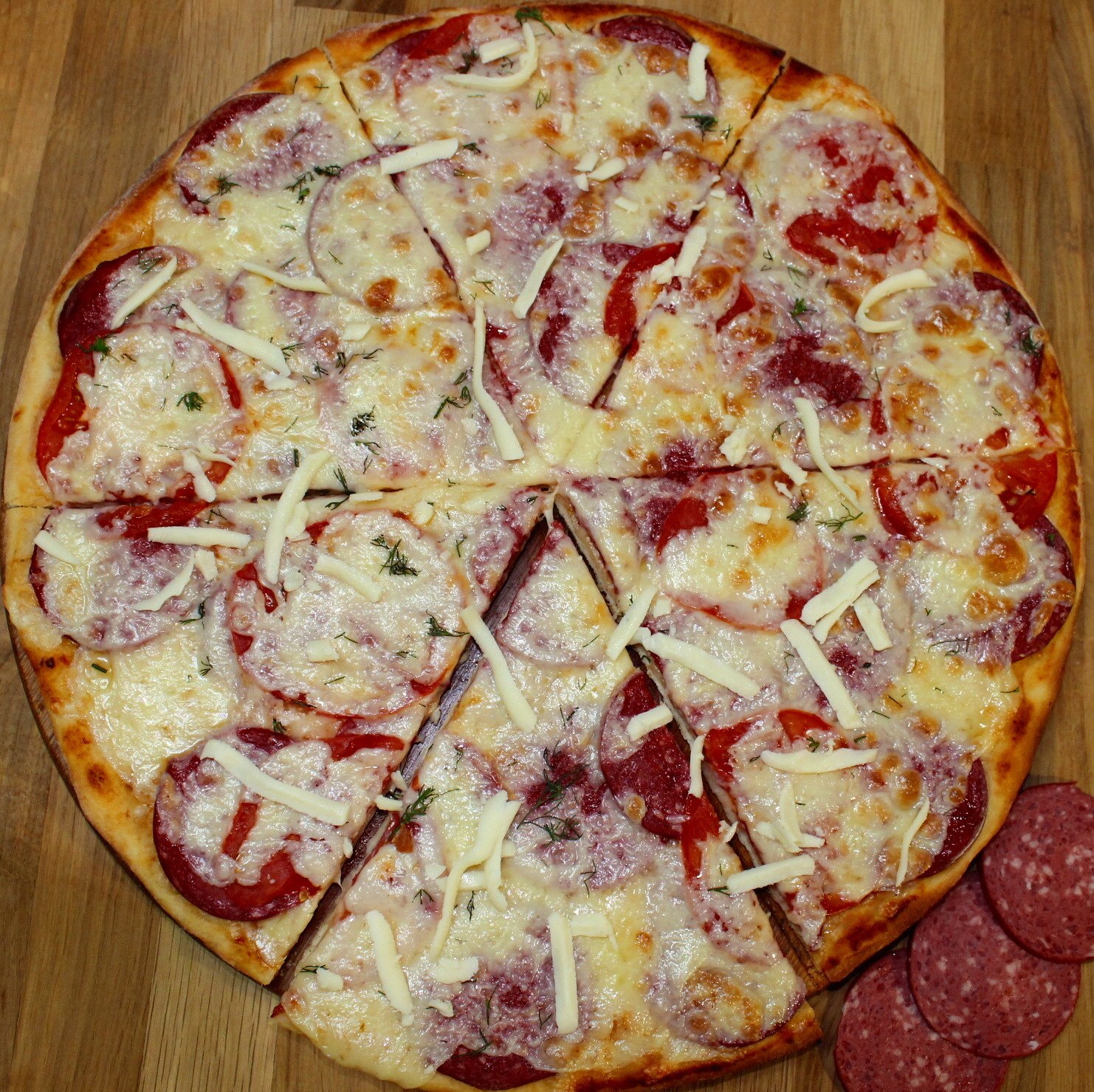 Пицца с колбасой