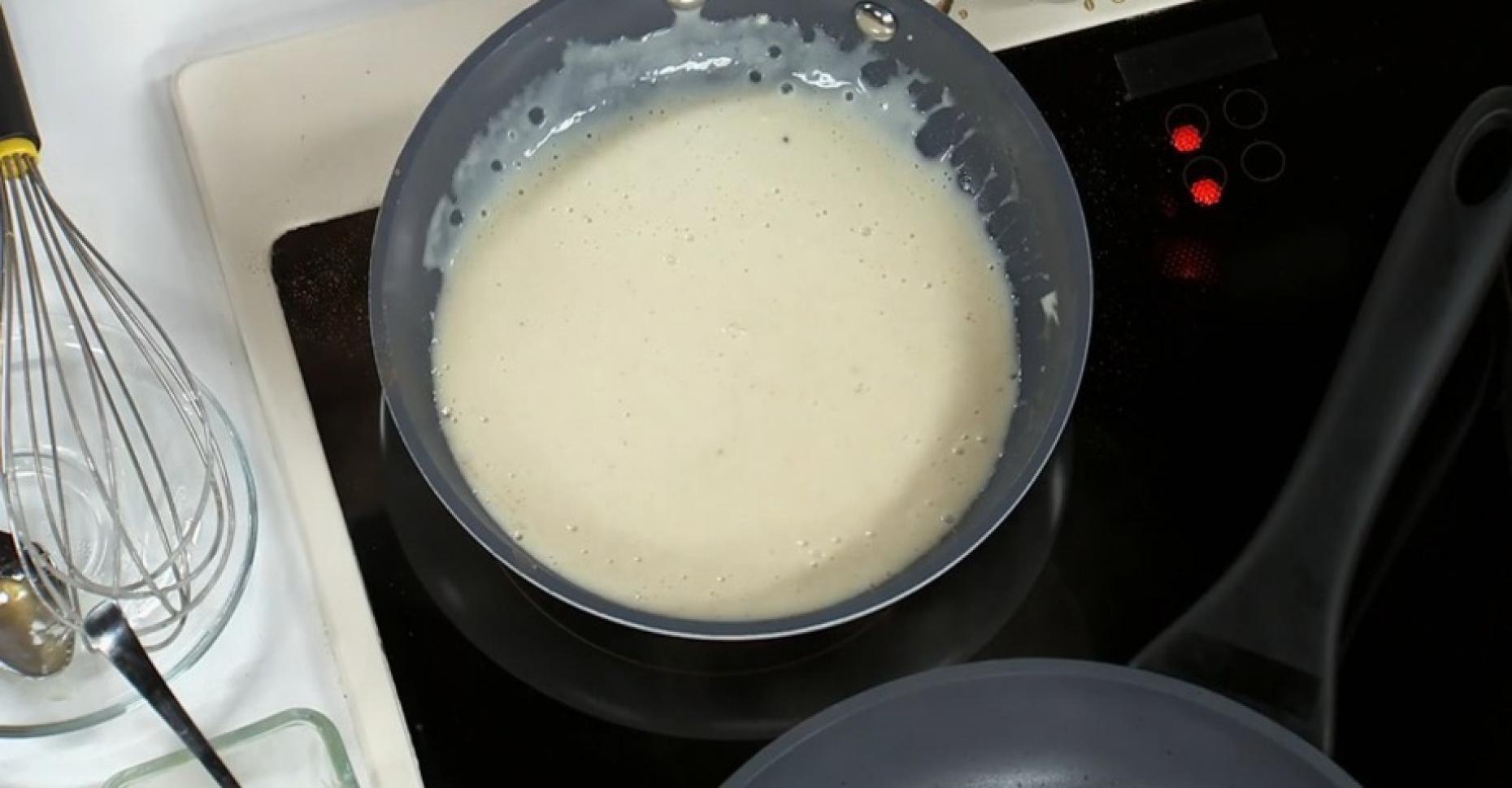 Пошаговое приготовление сметанного соуса.