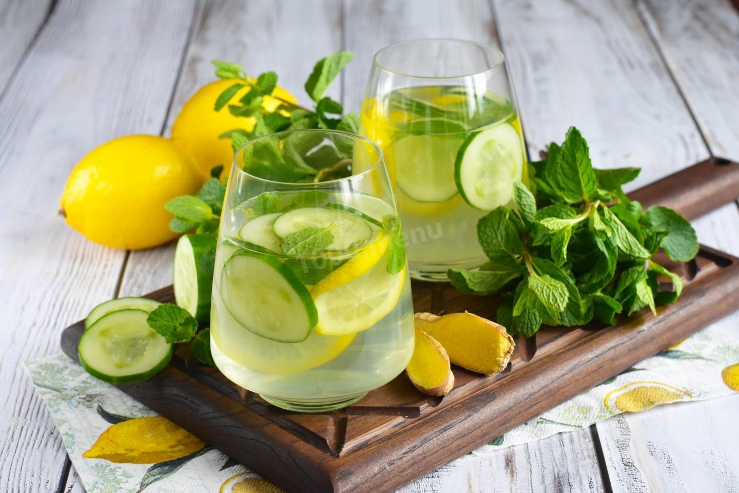 Напиток для похудения лимон вода. Пунш мята лимон имбирь. Detox лимон, огурец, мята. Лимонад имбирь лимон огурец мята. Лимонад огурец мята.