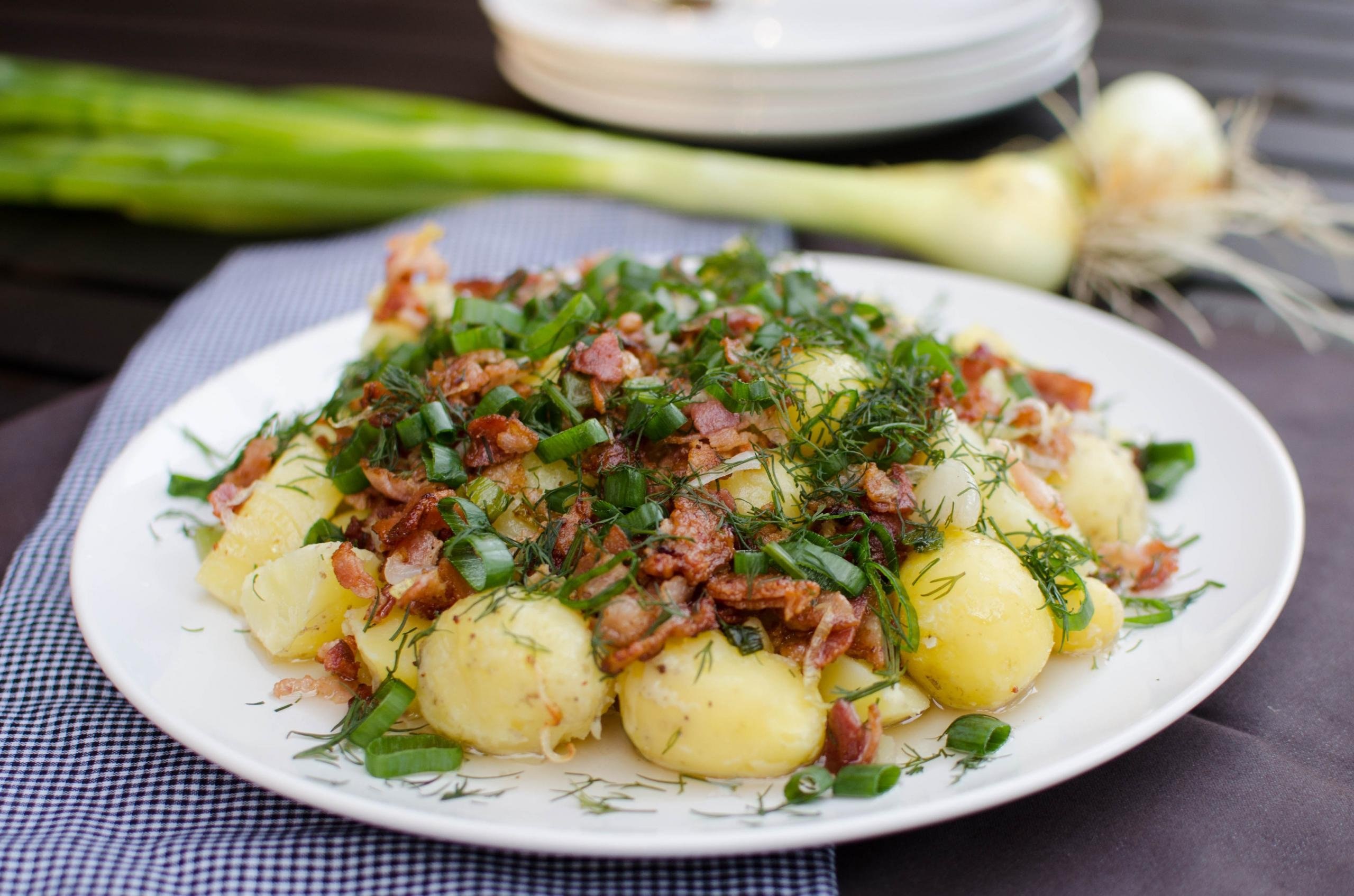 Картошка со шкварками. Картофель со шкварками и луком. Бульба со шкварками. Жареный картофель со шкварками. Жареная картошка со шкварками.