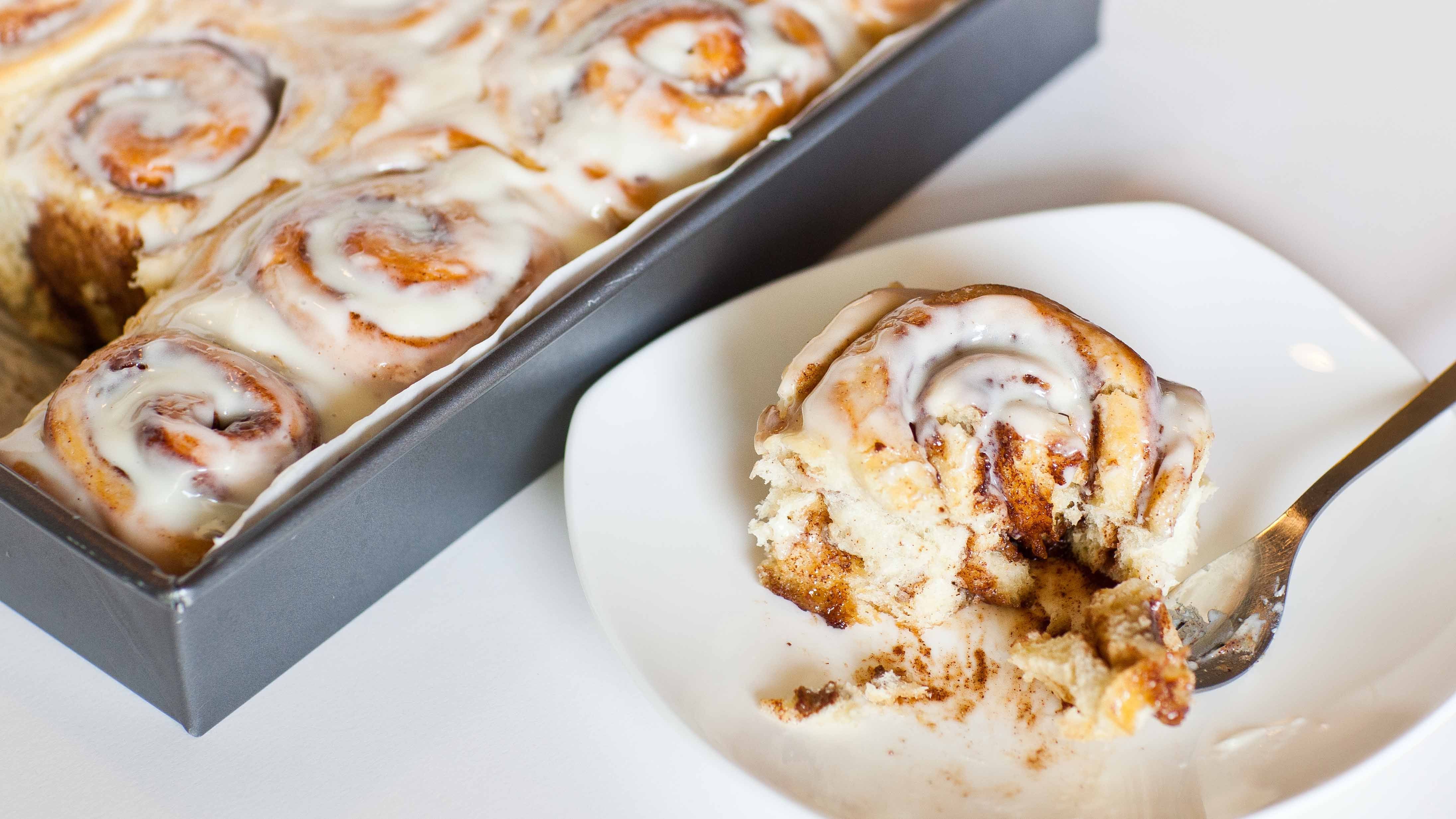 Булочки синабон фото. CINNABONCINNABON Cinnabon CINNABONCINNABON —. Классический Синнабон. Cinnabon булочки с корицей recept. Синнабон в разрезе.