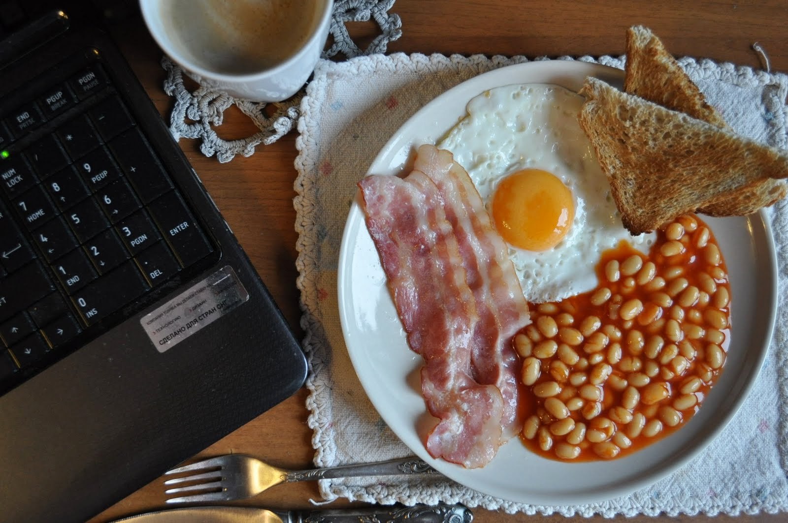 Английский завтрак яйца. Английский завтрак. Американский завтрак. Завтрак с фасолью. Яичница английский завтрак.