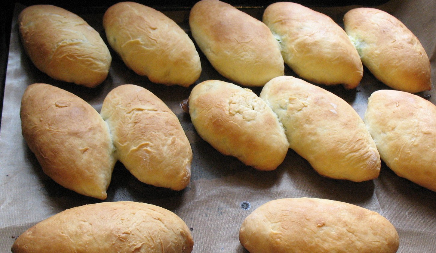 Луком жареные пирожки. Пирожки с луком и яйцом в духовке. Домашние пирожки с луком и яйцом. Пирожки с яйцом в духовке. Пирожки с яйцом и зеленым луком в духовке.