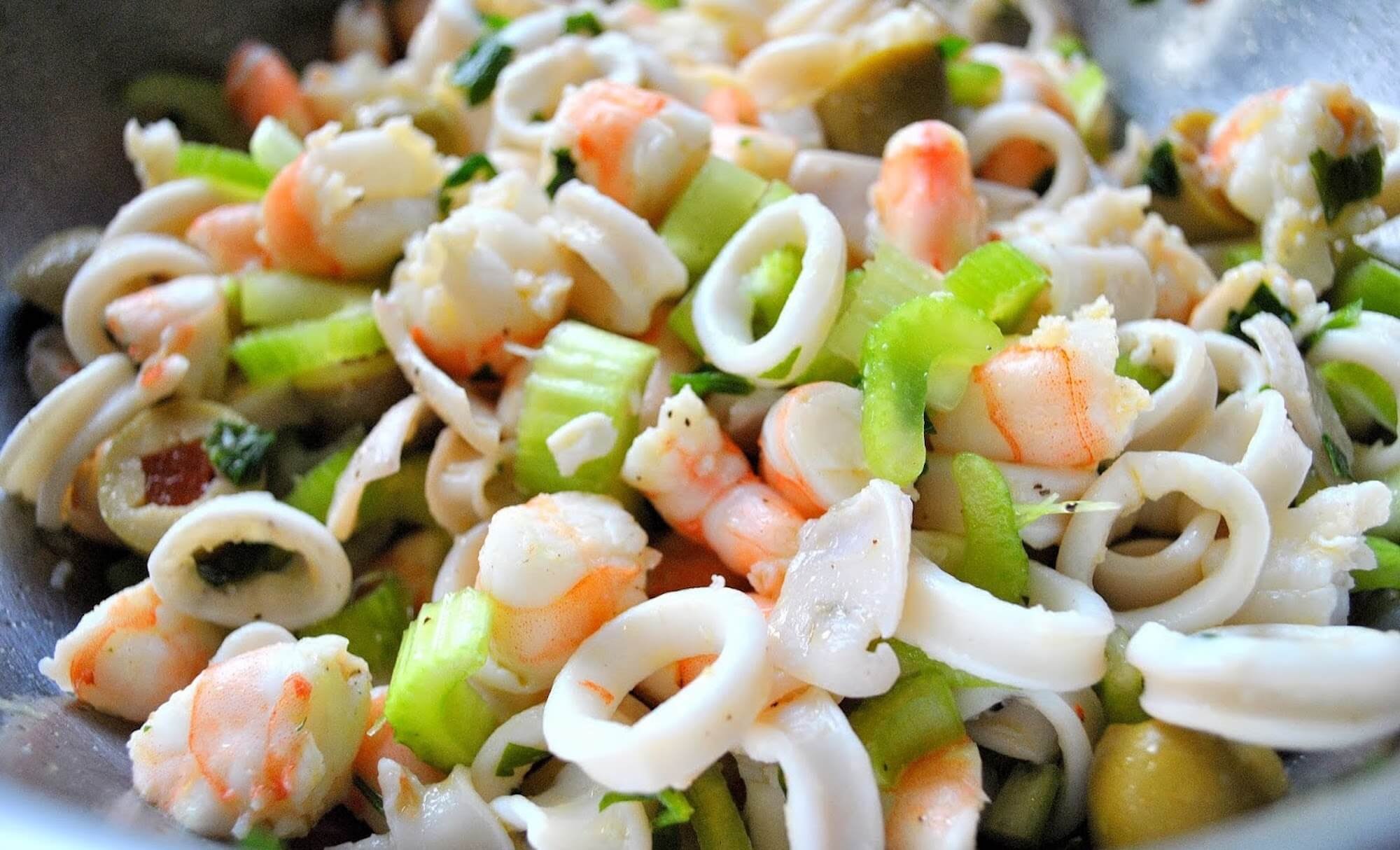 Мидия крабовые палочки. Морской салат (кальмар, креветки, осьминог, мидии). Морской салат. Салат морской с кальмарами. Салат с кальмарами и овощами.