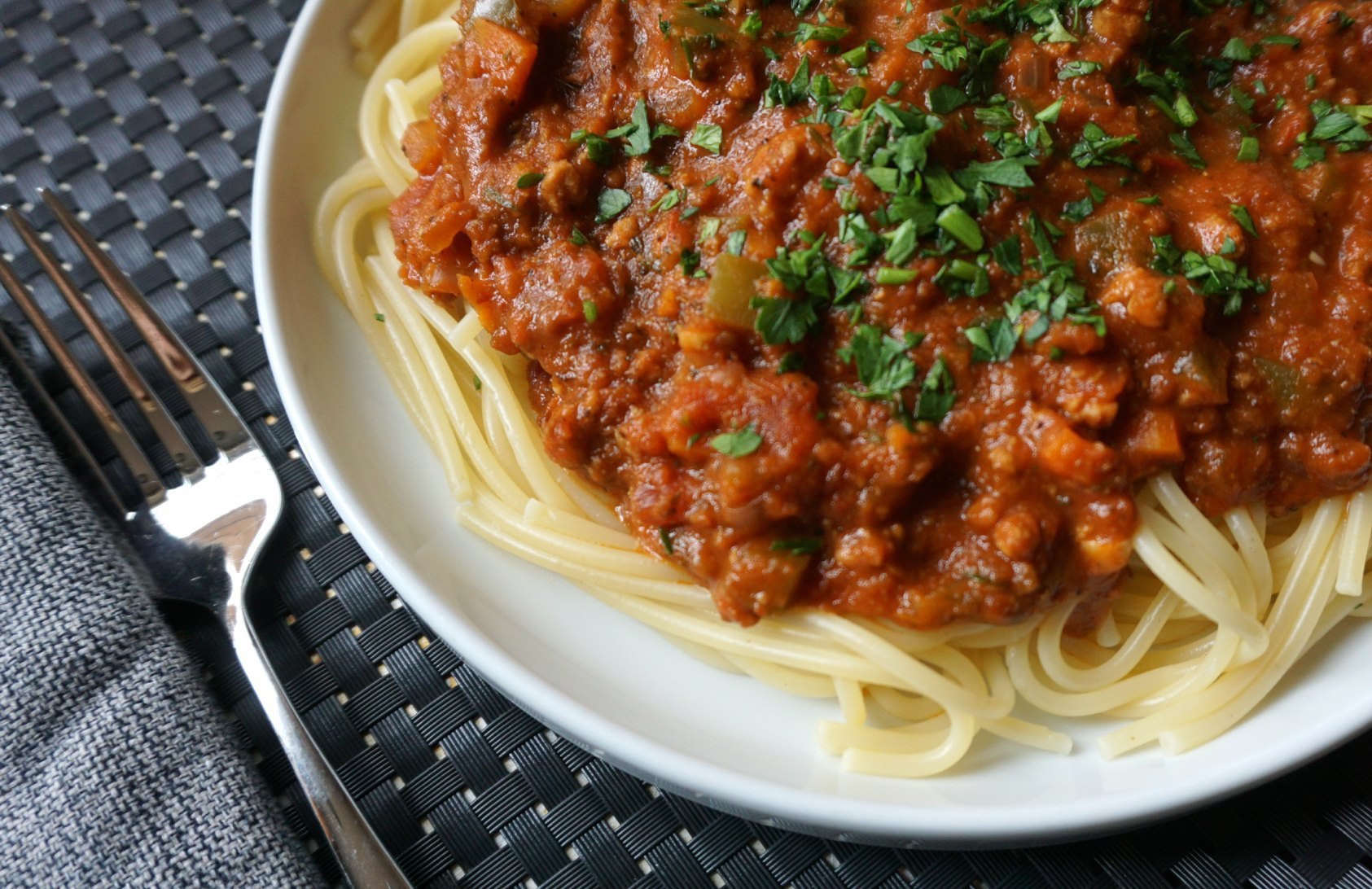 Спагетти болоньезе томатная паста. Мафальдине болоньезе. Паста болоньезе классический. Мясной соус ''болоньезе''. Спагетти болоньезе классический.