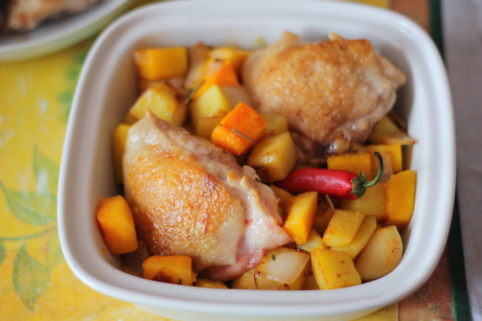 Цыпленок с картошкой в духовке рецепт