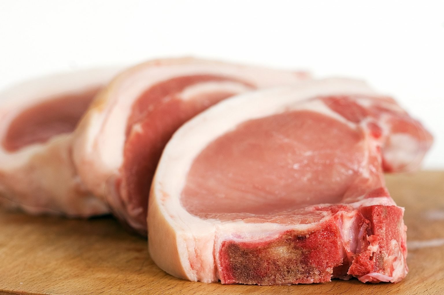 Мясо свинину можно есть. Свинина. Кусок мяса свинины. Сырое мясо свинины.