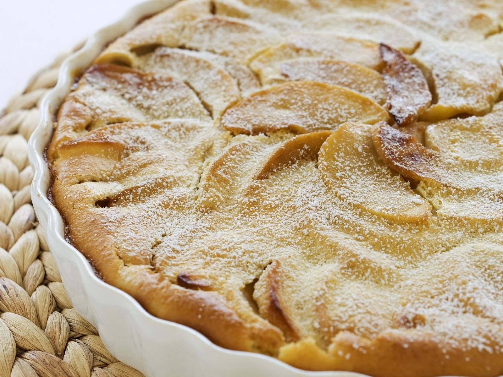 Яблочно сливочный пирог. Французский яблочный пирог. Французский пирог с заварным кремом. Прямоугольный яблочный пирог. Клафути с яблоками.