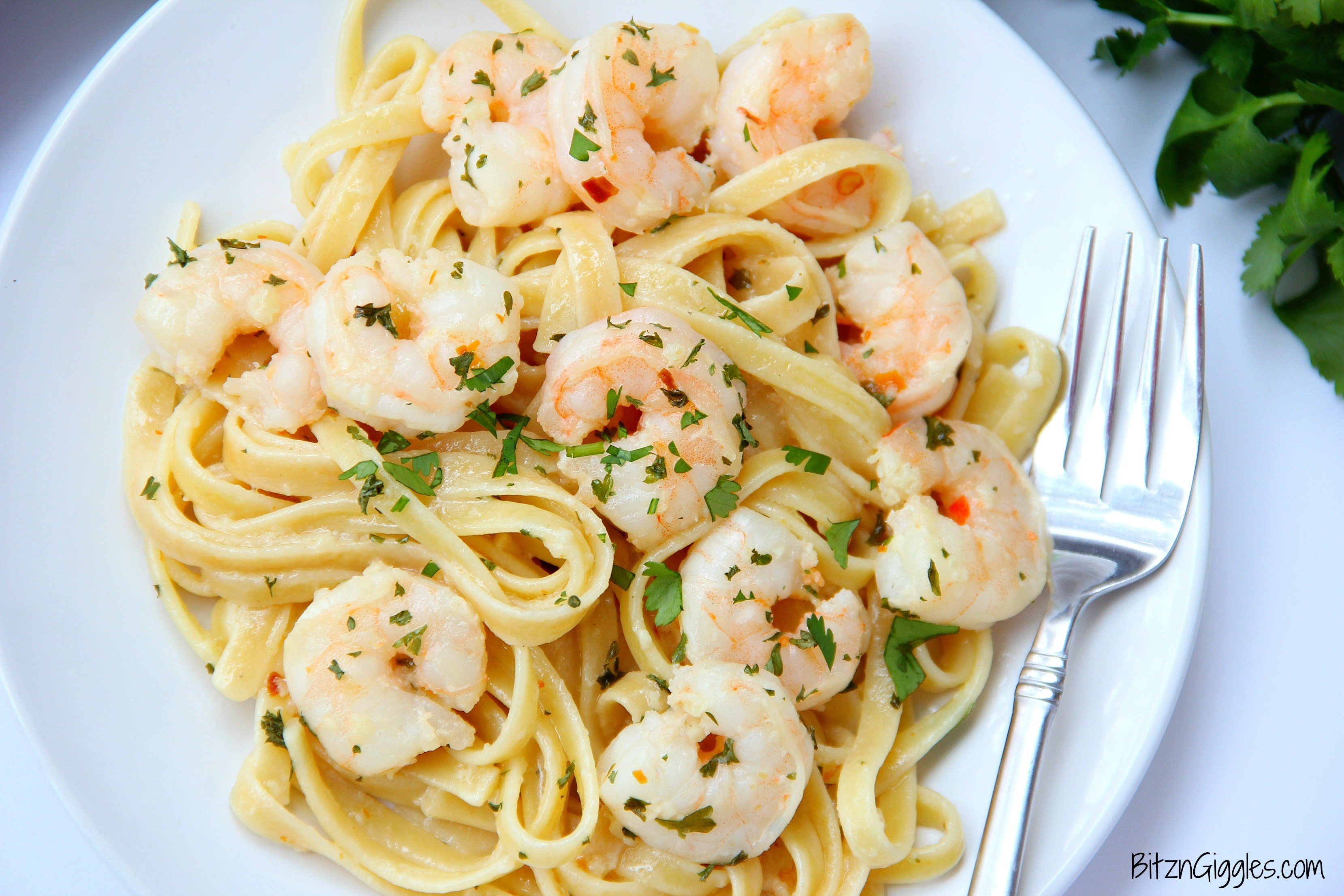 Спагетти с креветками в сливочном соусе. Shrimp Fettuccine. Паста с креветками в чесночном соусе. Паста Ризо с креветками. Паста карбонара с креветками в сливочном соусе и сыром.