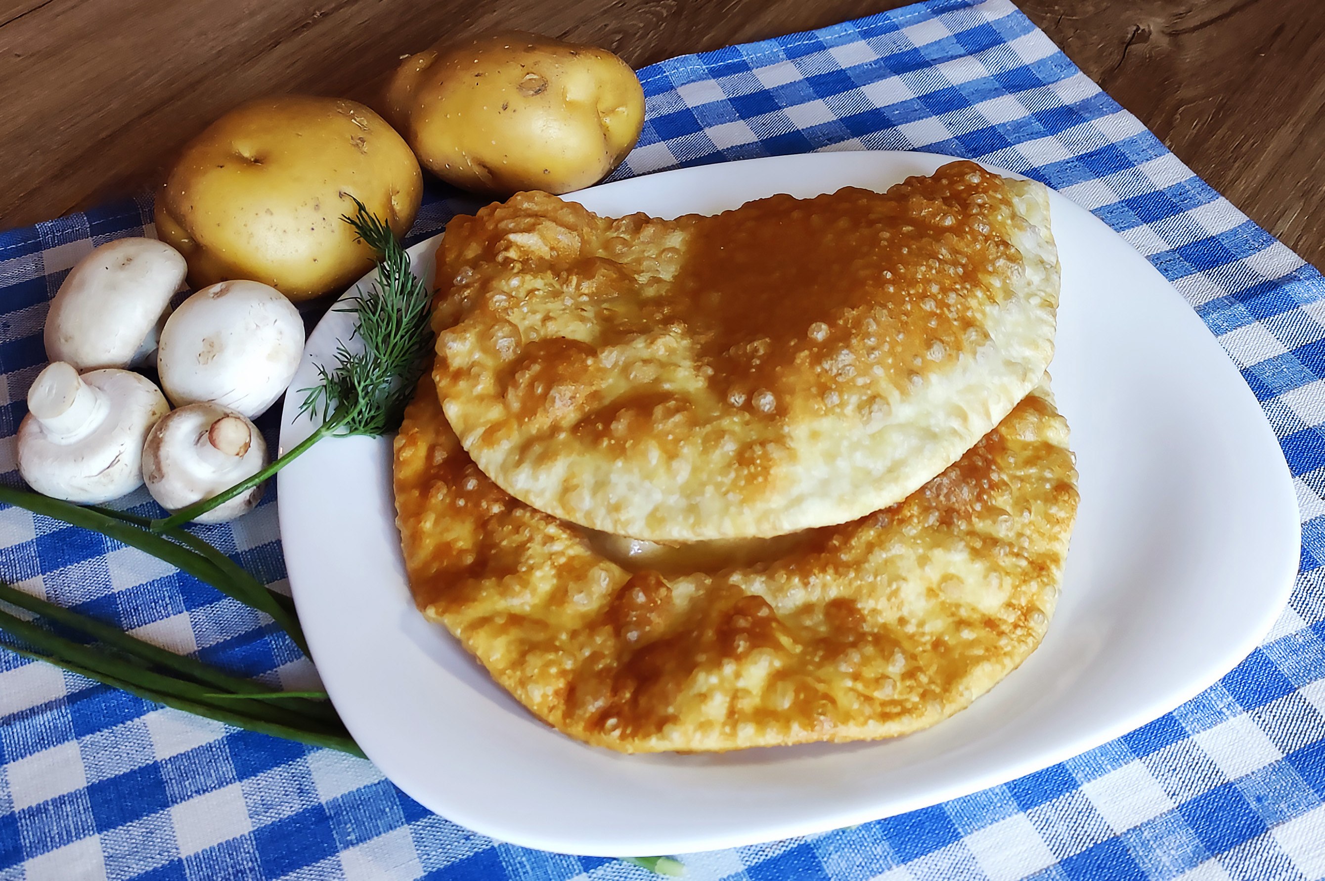 Чебуреки с картошкой. Чебуреки с картошкой и грибами. Чебурек с картофелем. Чебуреки с картошкой фото. Чебурек с картофелем и грибами.