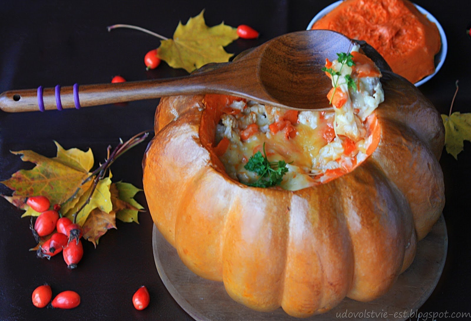 Мясо запеченное в тыкве. Тыква Акорн фаршированная мясом. Фаршированная тыква Акорн. Тыква фаршированная в духовке. Тыква в духовке целиком фаршированная.