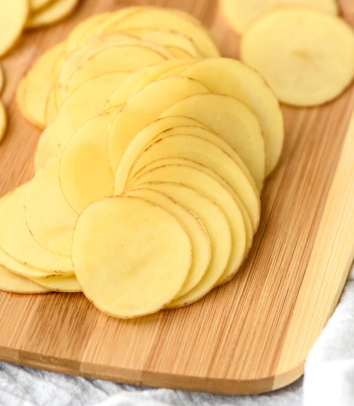 Нарезка ломтиками картофель. Картофель нарезанный тонкими ломтиками. Картофель нарезанный дольками. Нарезать ломтиками. Картошка нарезанная ломтиками.
