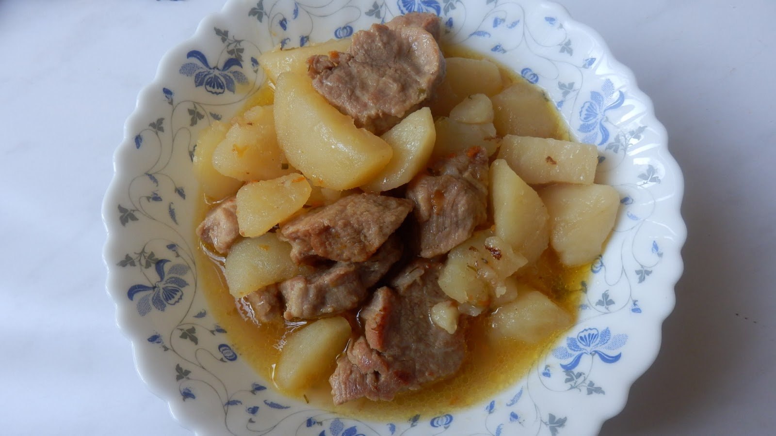 Картошка с мясом на тарелке
