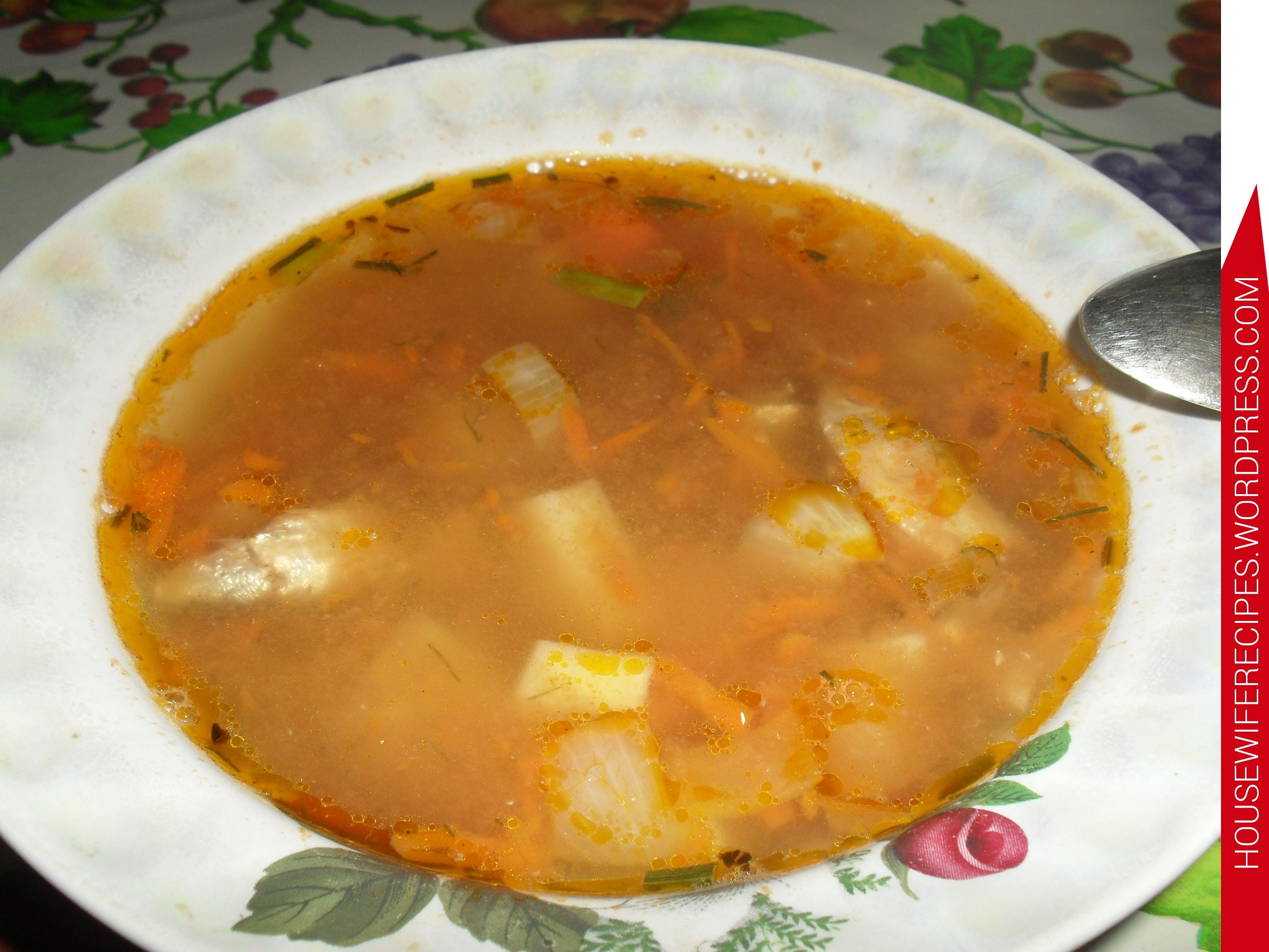 Суп из консервы рыбной в томате. Суп с килькой в томатном соусе. Суп из консервы килька в томатном соусе. Суп с килькой. Суп из кильки в томатном.