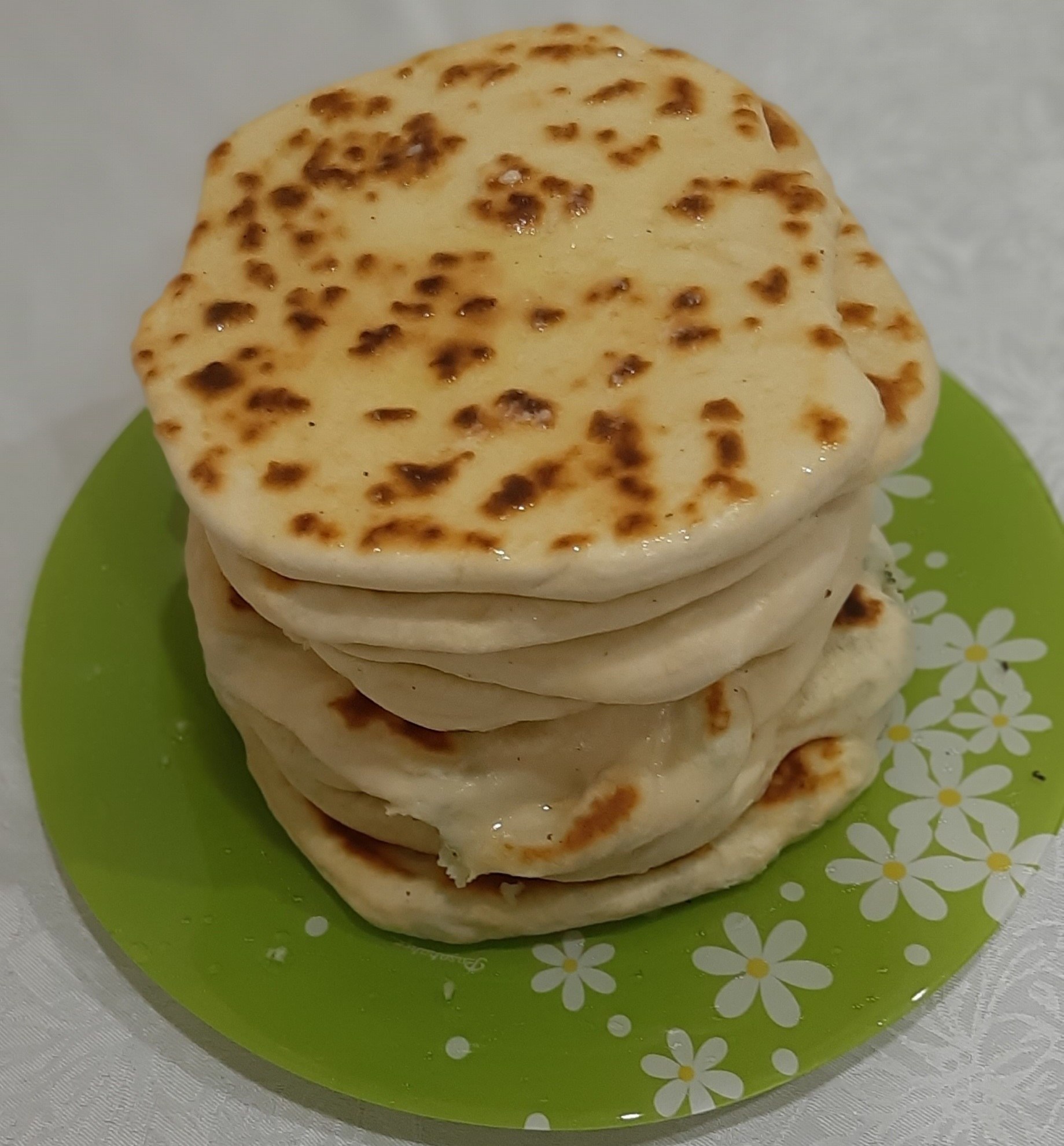 Лепешки с картошкой на сковороде кефире. Лепёшки на кефире. Лепёшки на сковороде. Лепешка с картошкой. Лепёшки на кефире на сковороде.