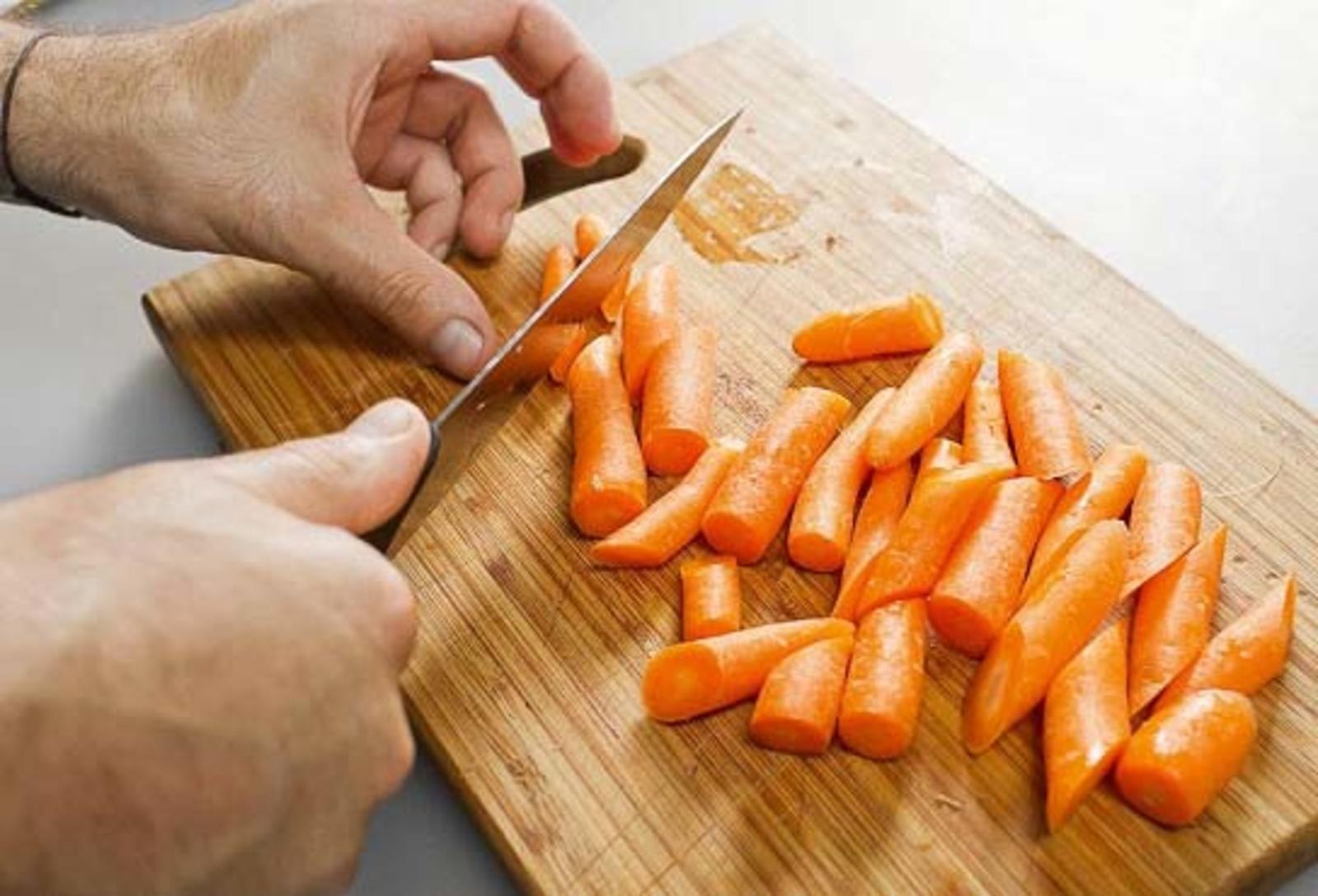 Нарезка болезненного. Овощи нарезанные ломтиками. Морковь нарезанная. Нарезка моркови дольками. Морковь нарезанная ломтиками.