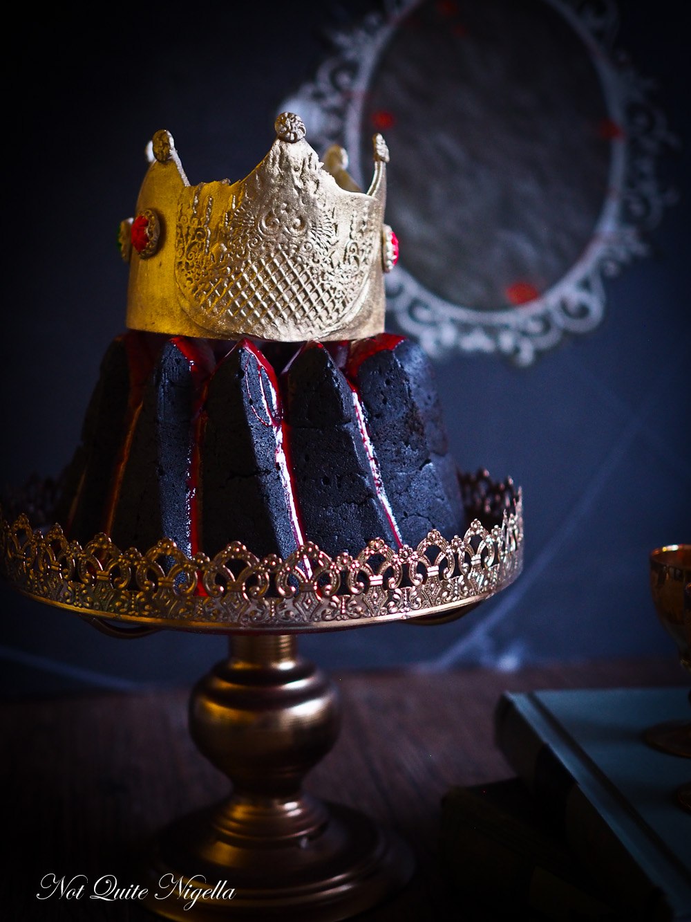 Королева сюрприз. Торт с короной. Торт для королевы. Торт Королеве. Декор торта для королевы.