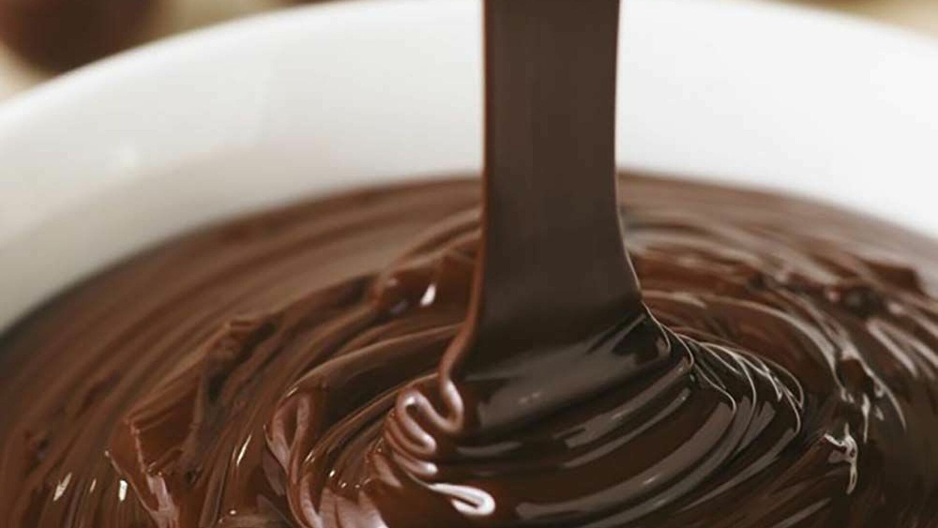 Ну шоколадом. Шоколадная глазурь кувертюр. Кувертюр шоколадная шоколадная глазурь. Шоколадная глазурь ганаш. Крем ганаш.