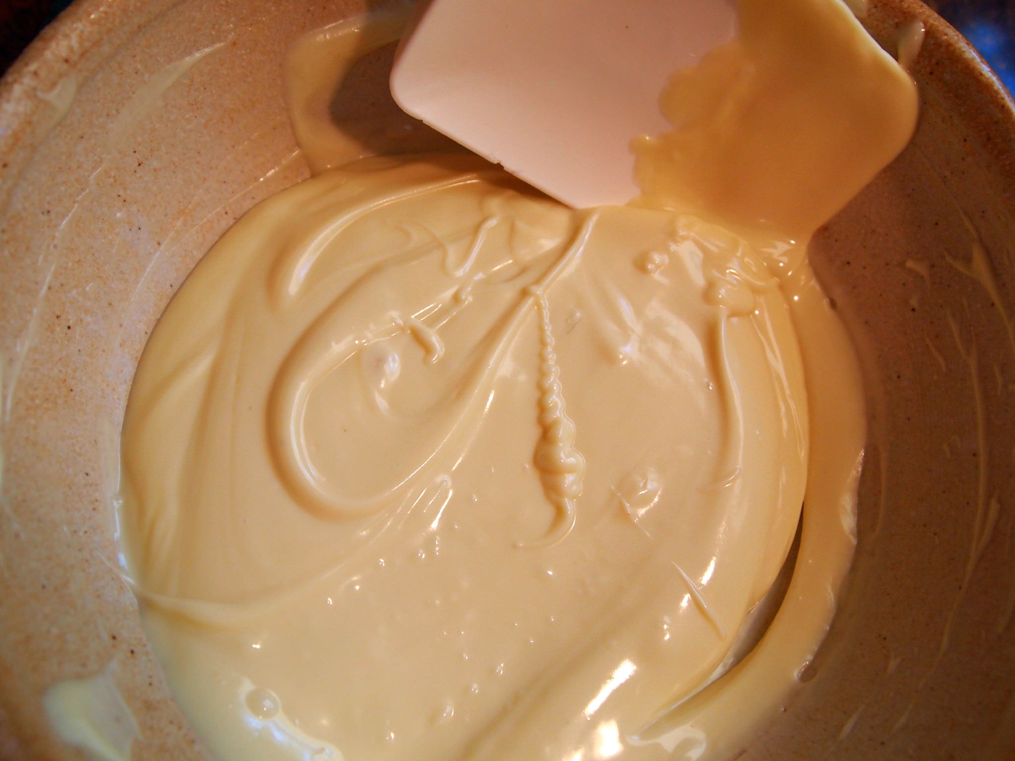 Крем масло белый шоколад. Крем сгущёнка с маслом. Крем из масла и сгущенки. Глазурь из белого шоколада. Растопленный белый шоколад для торта.