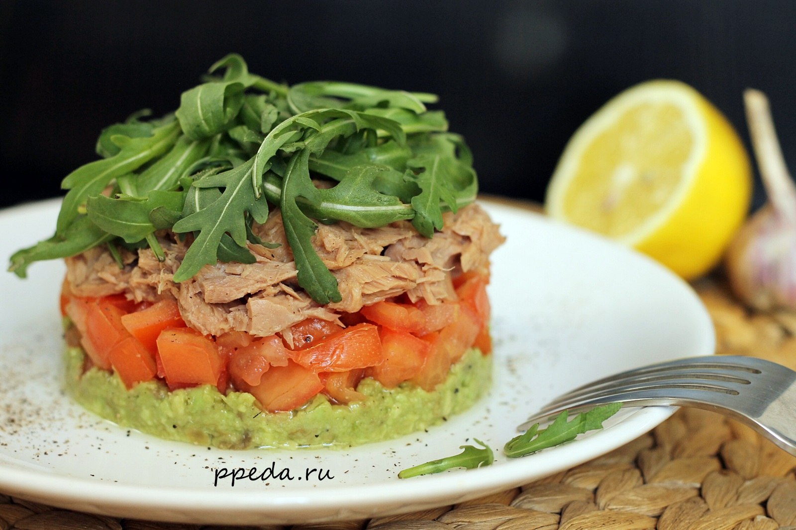 Фото рецепт вкусный тунец. Салат с тунцом. Салат из свежего тунца. Салат с тунцом консервированным. Овощной салат с тунцом консервированным.