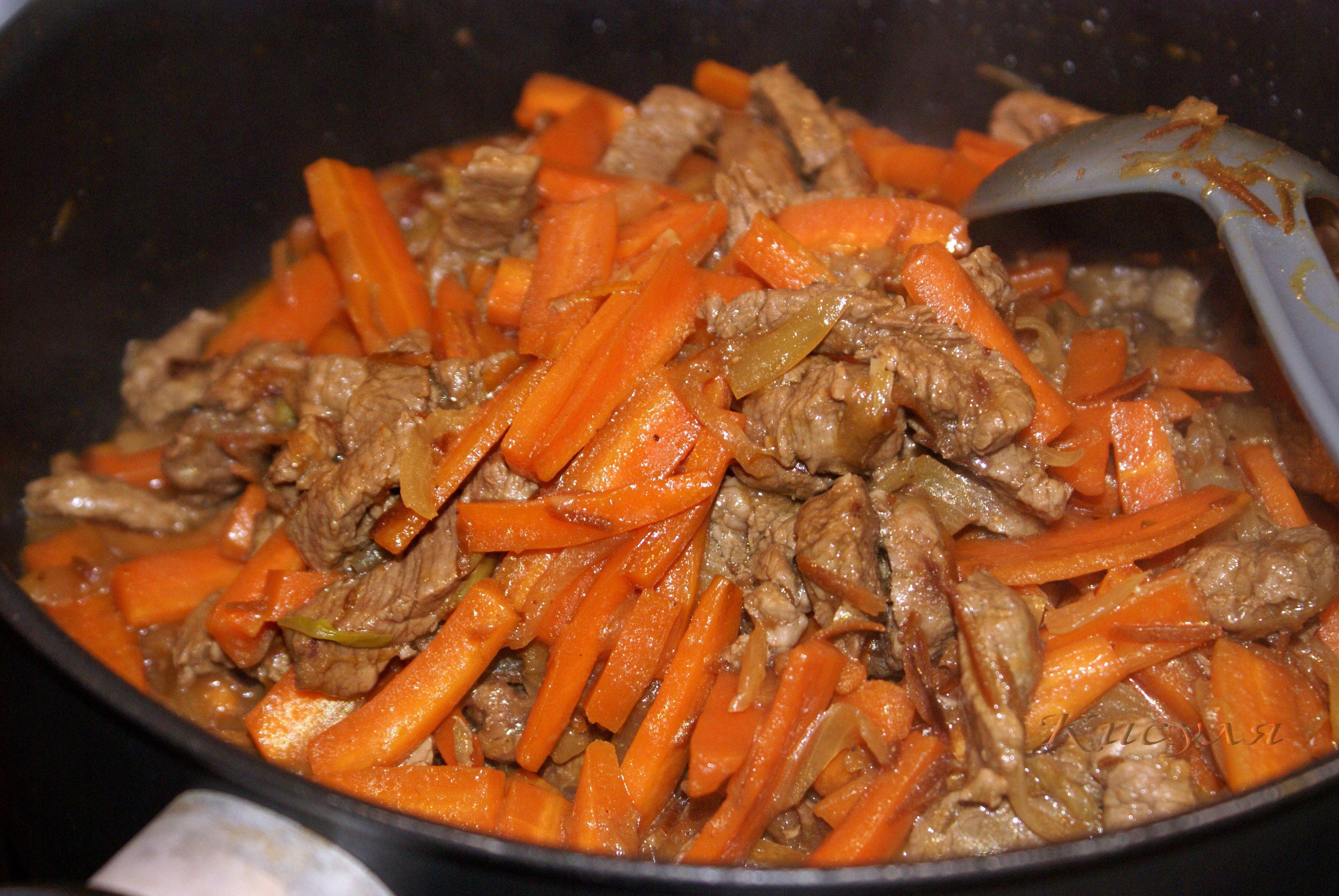 Жареная говядина с луком на сковороде. Тушеное мясо с морковкой. Тушёная говядина с луком и морковью. Говядина тушеная с морковкой и луком. Свинина тушеная с луком и морковью.