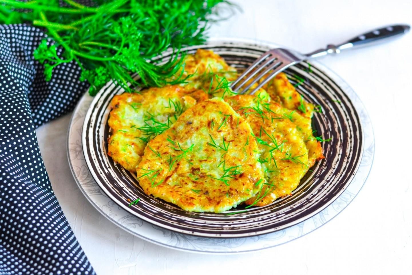 Оладьи из кабачков на сковороде самый вкусный. Кабачковые оладьи. Кабачковые оладьи без яиц. Кабачковые оладьи постные. Кабачковые оладьи с сыром и зеленью.