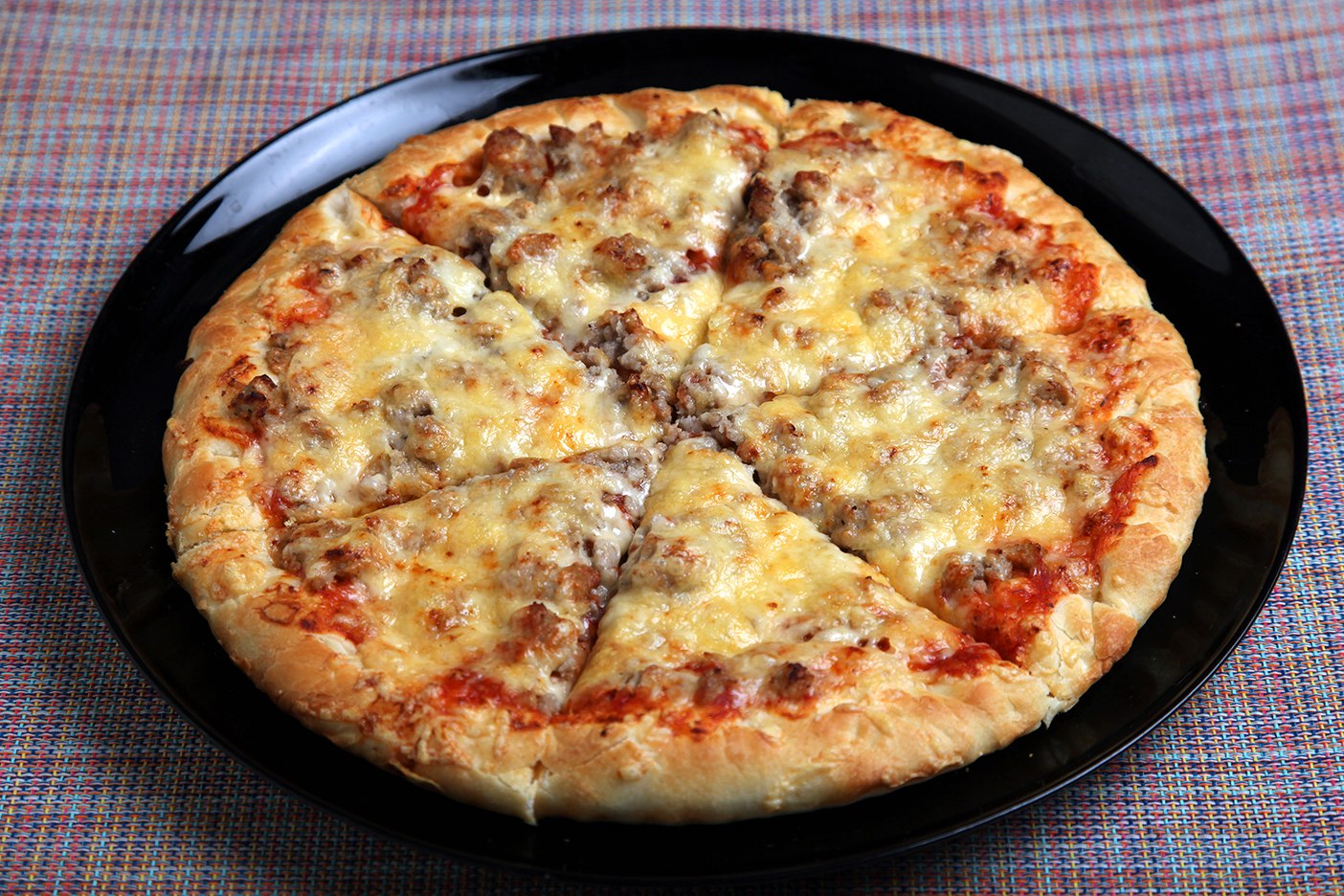 Пицца испечь в домашних условиях в духовке. Пицца с фаршем. Пицца мясная с фаршем. Домашняя пицца с фаршем. Пицца с фаршем по домашнему.
