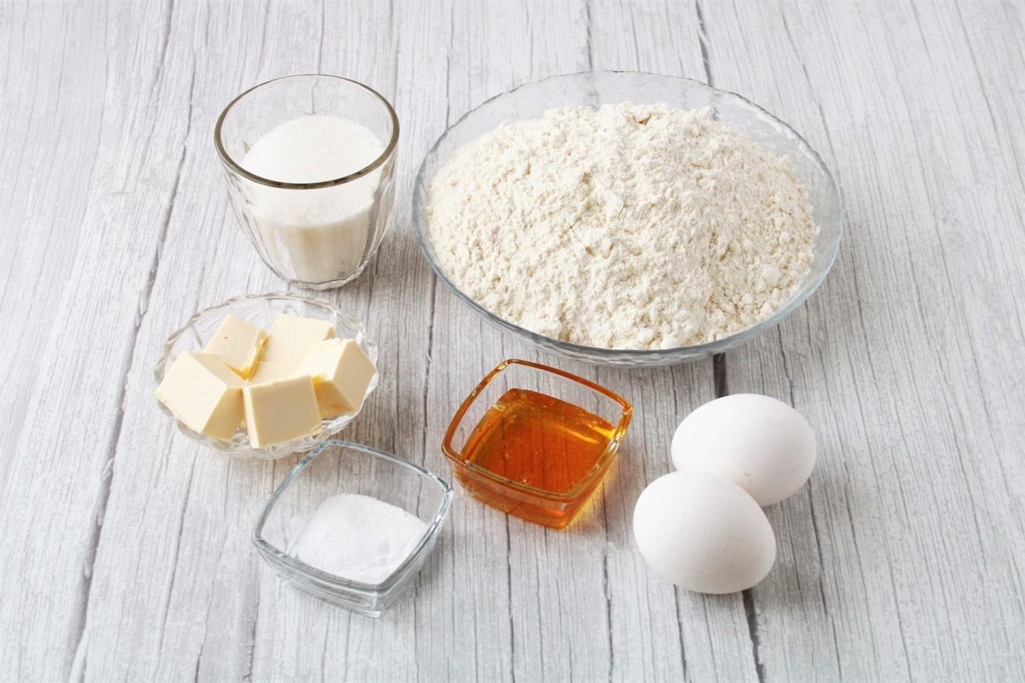 Крем молоко сахар мука масло. Фото ингредиентов для медовика. Рецепт молоко сода сахар яйца.