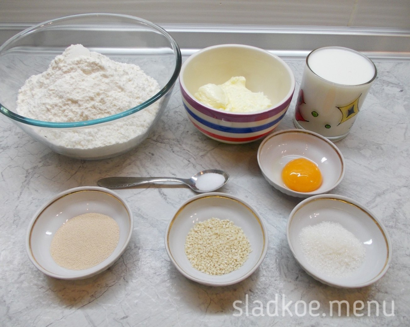 Тесто сметана масло яйца. Соль сахар яйца мука. Ингредиенты для теста. Мука и масло. Молоко с мукой и дрожжами.