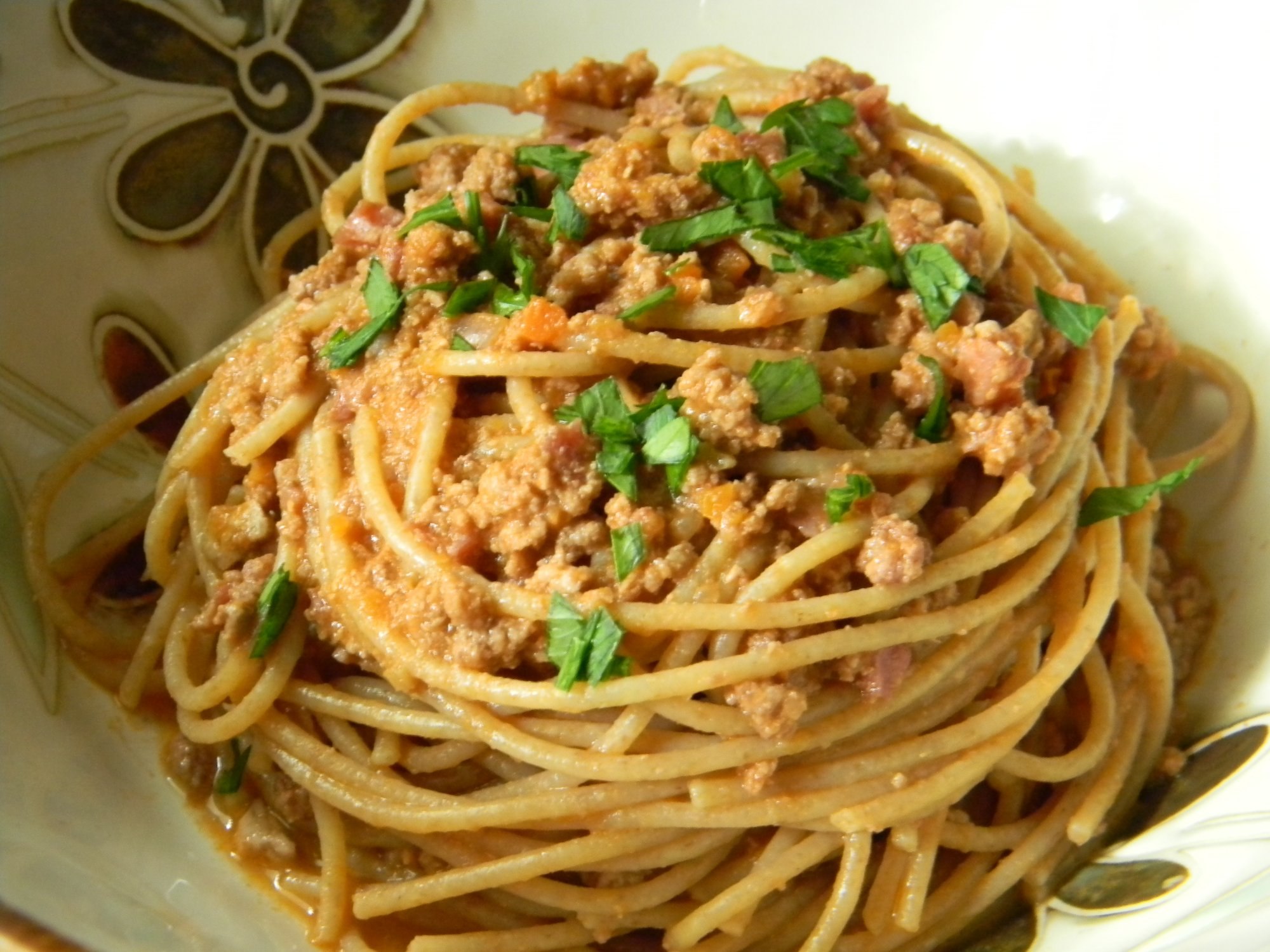 Простой рецепт фарша с макаронами. Паста с куриным фаршем. Спагетти с фаршем. Спагетти с куриным фаршем. Болоньезе с курицей.