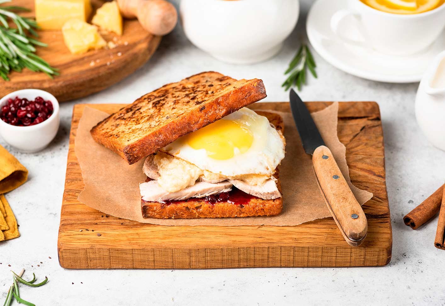 Тостовый хлеб с сыром. Тост с яичницей. Бутерброды на завтрак. Тосты на завтрак. Сэндвичи на завтрак.