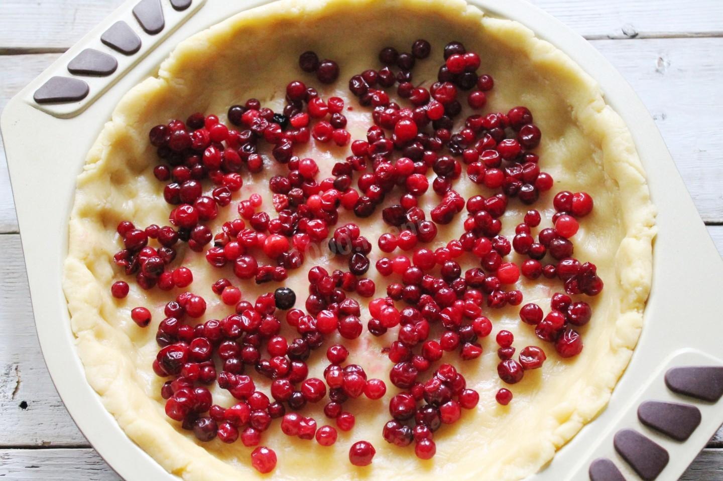 Закрытый пирог с брусникой и сметаной