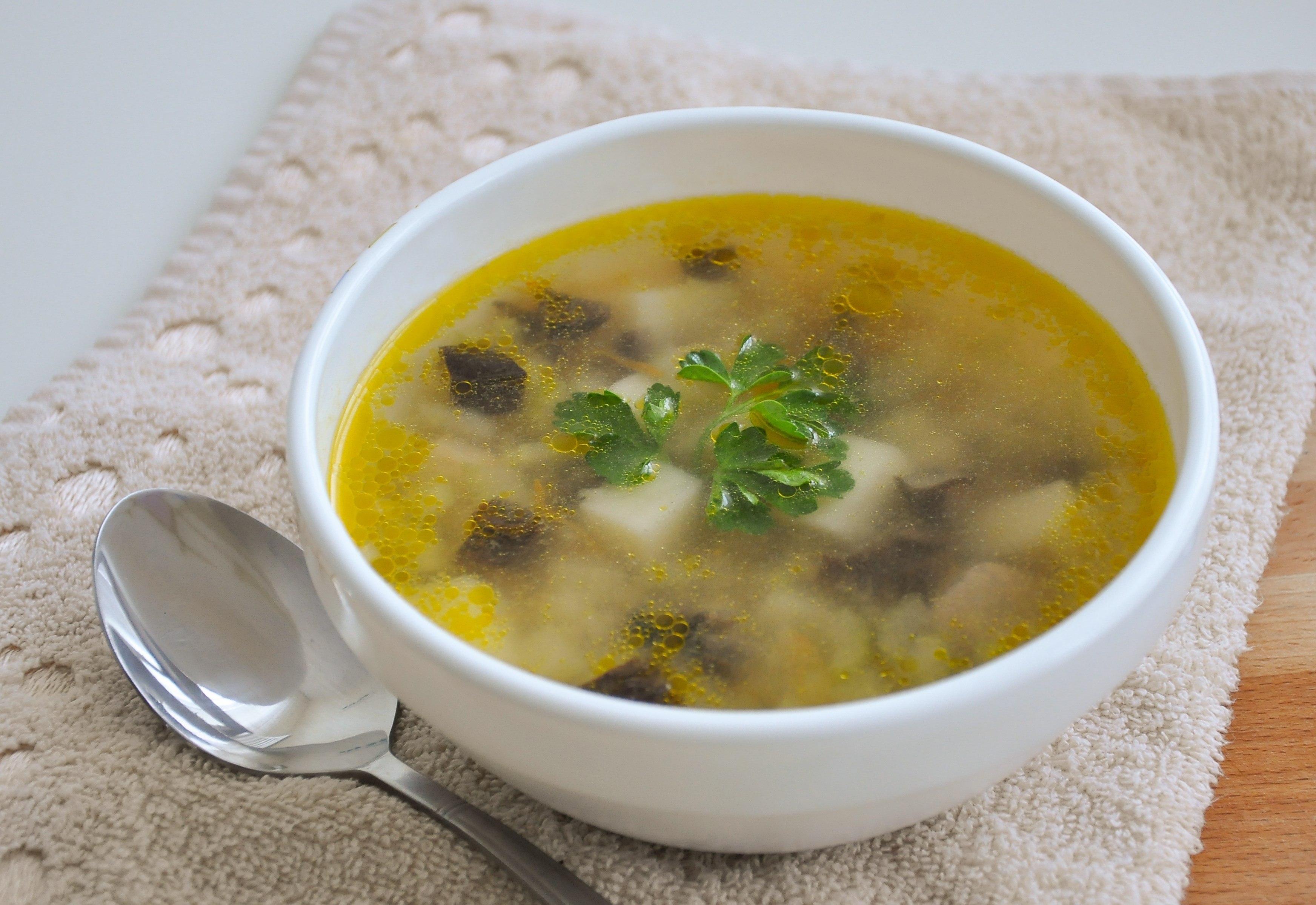 Грибной с перловкой. Грибной суп с перловкой. Суп с перловкой и сельдереем. Суп перловый с грибами. Суп с перловкой и грибами.