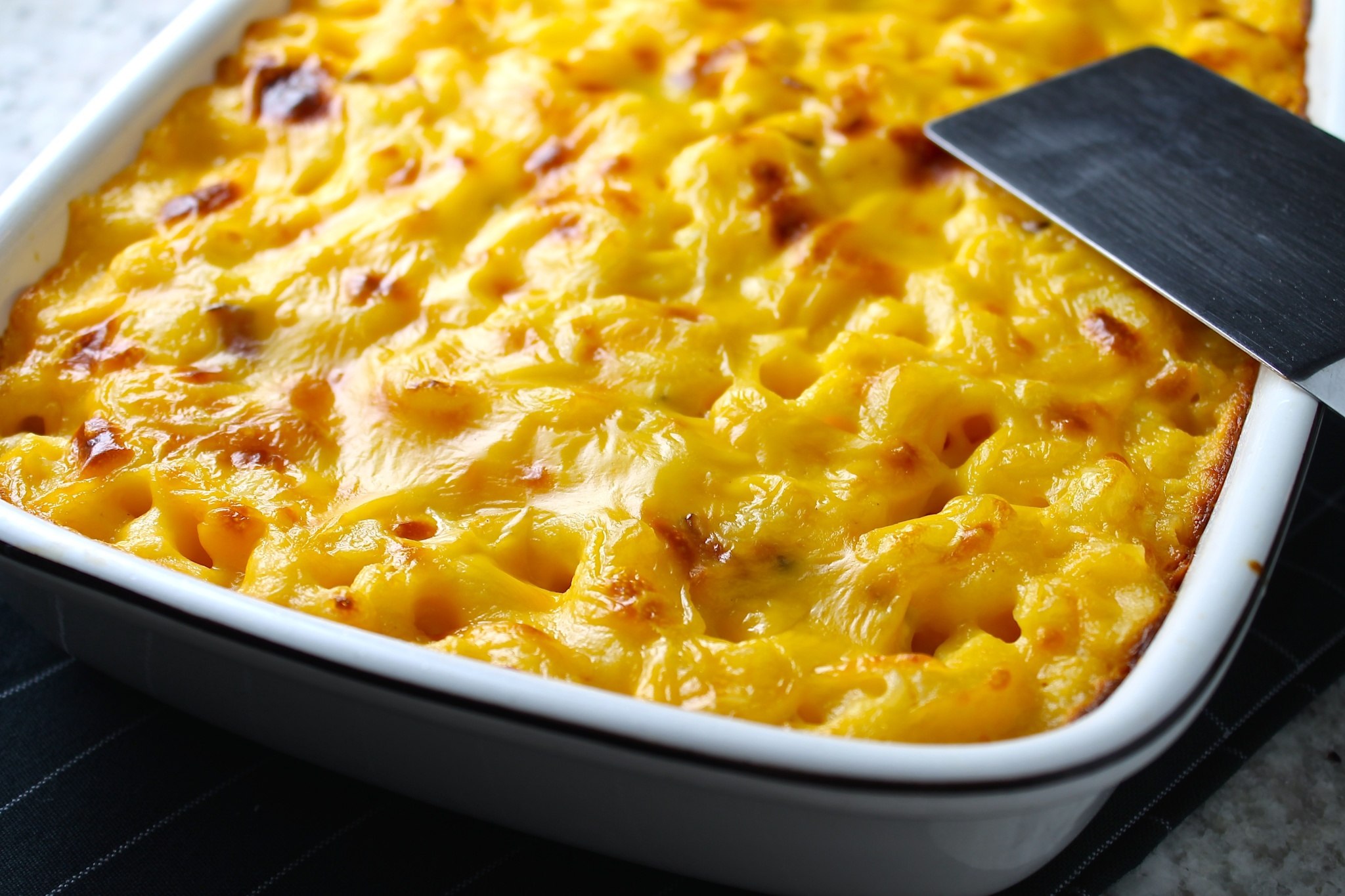 Мак н чиз. Мак энд чиз. Макароны макнчиз. Mac'n Cheese. Mac and Cheese американский.