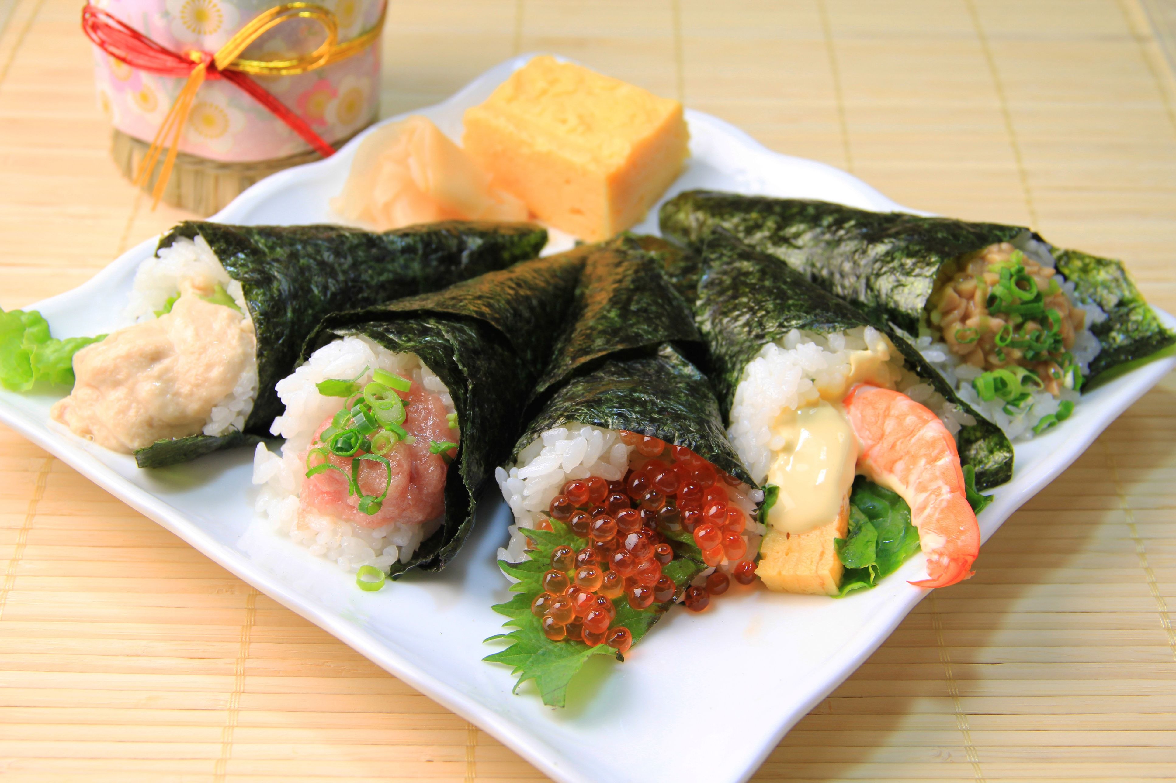 Японская кухня рулет из риса и тунца. Тэмаки дзуси. Темаки роллы. Сет темаки. Темаки японская кухня.
