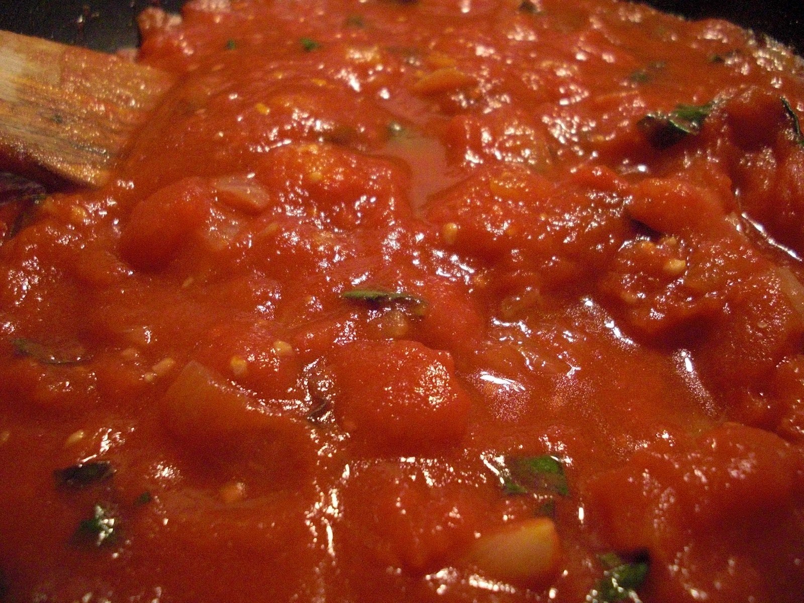 Мясо в томатном соусе на сковороде. Мясной соус томатный. Мясо в томатном соусе. Мясной соус подливка. Подлив с мясом.