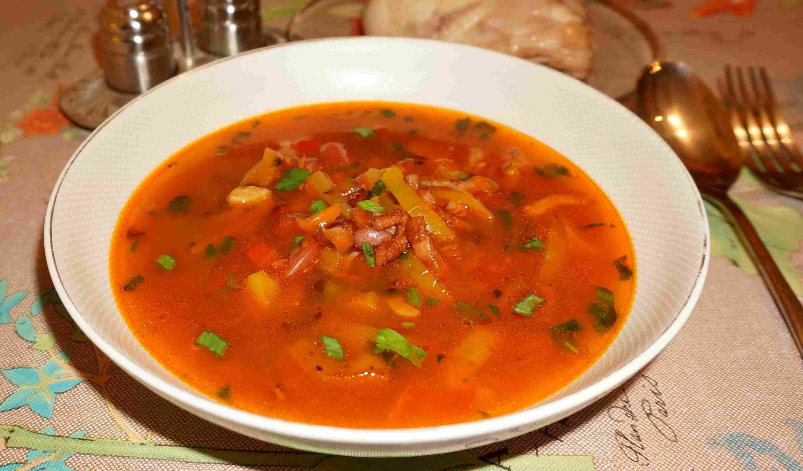 Красный фасолевый суп с курицей. Аргентинский фасолевый суп. Куриный фасолевый суп. Суп куриный с красной фасолью. Акудрца (суп из фасоли).