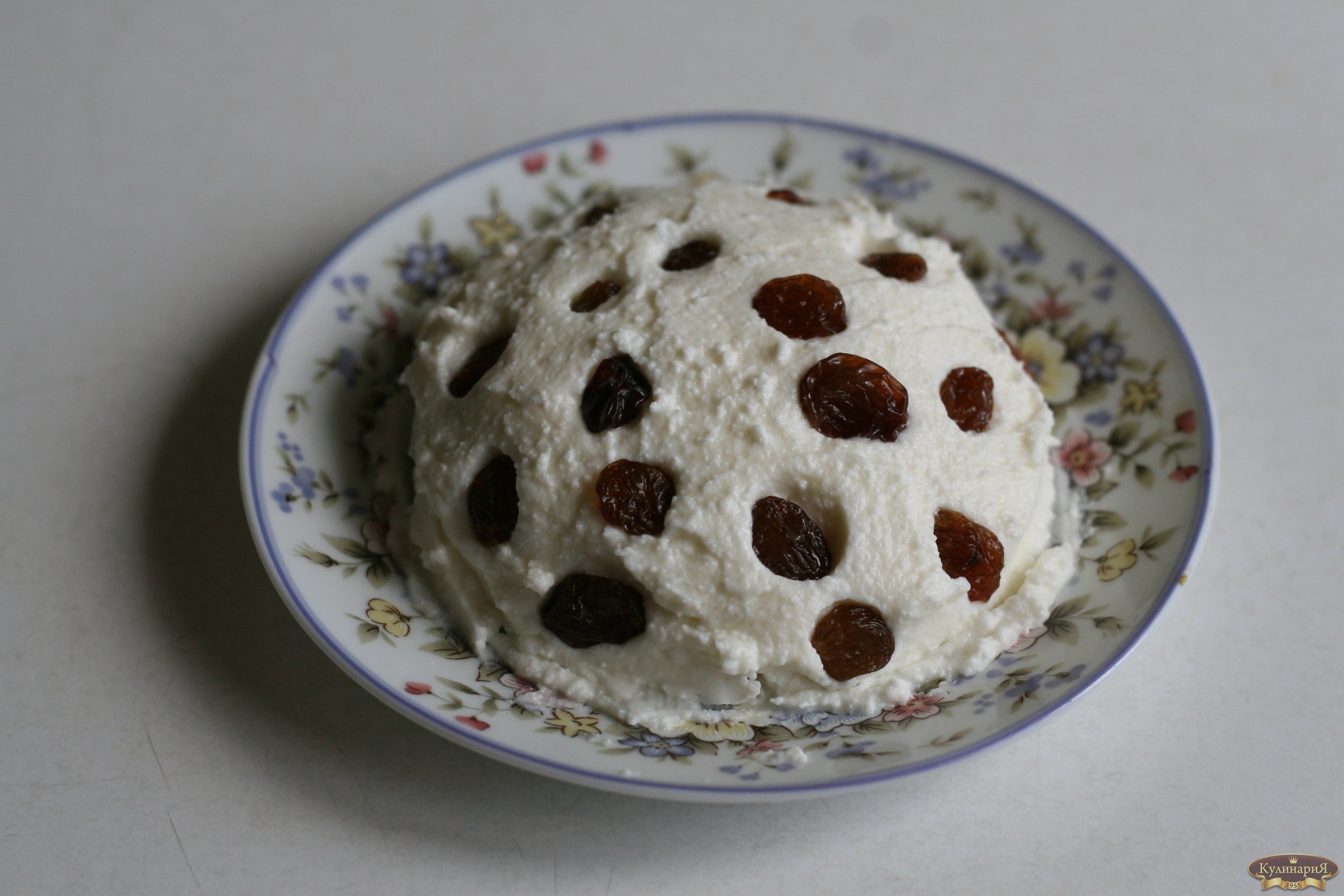 Творог с изюмом. Творожная масса с изюмом. Творожная масса сладкая с изюмом. Творожная масса с изюмом в тарелке.