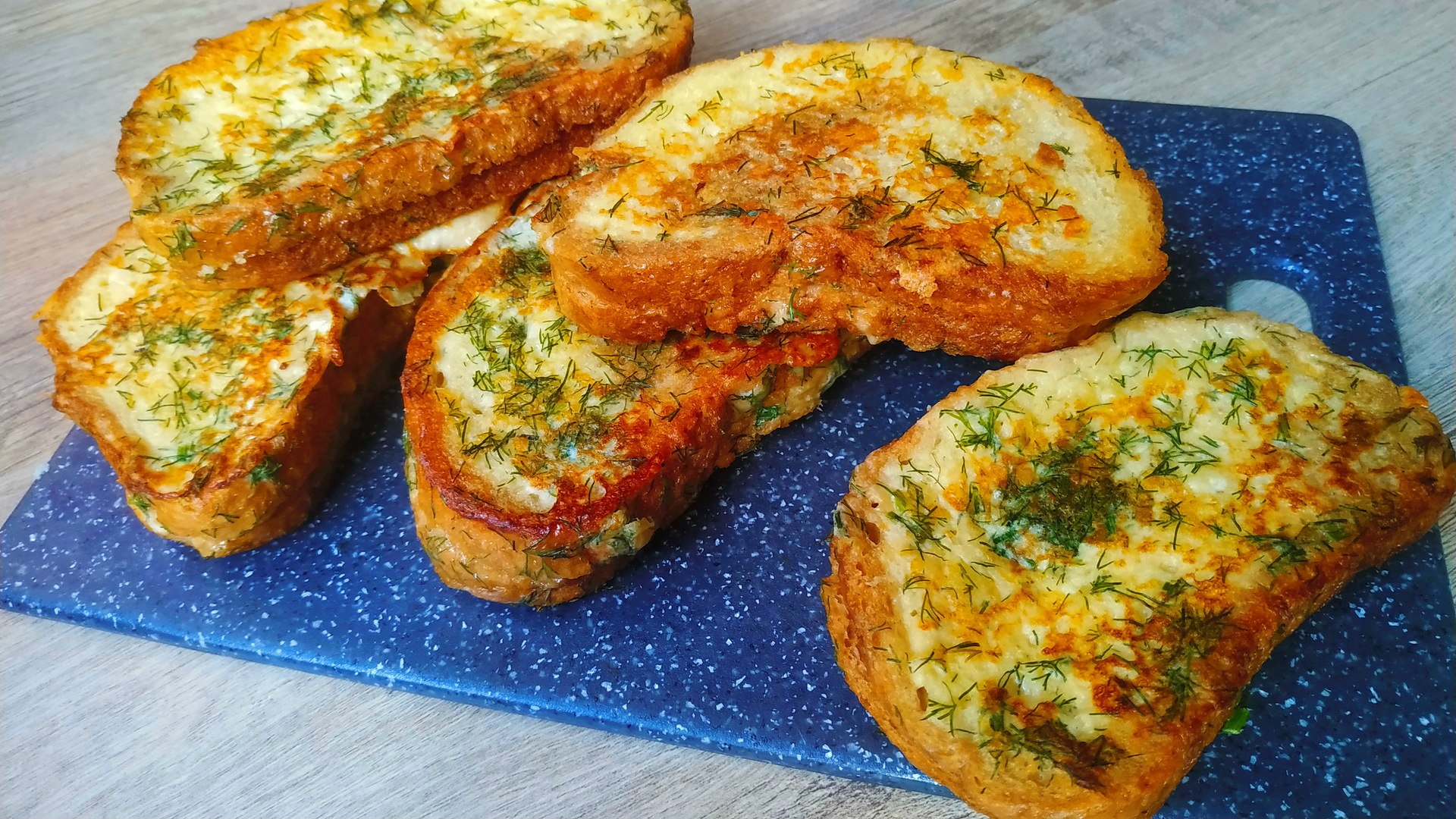 Жареные бутерброды на сковороде. Гренки с сыром. Гренки с сыром и зеленью. Гренки из батона с сыром. Бутерброды из гренок.