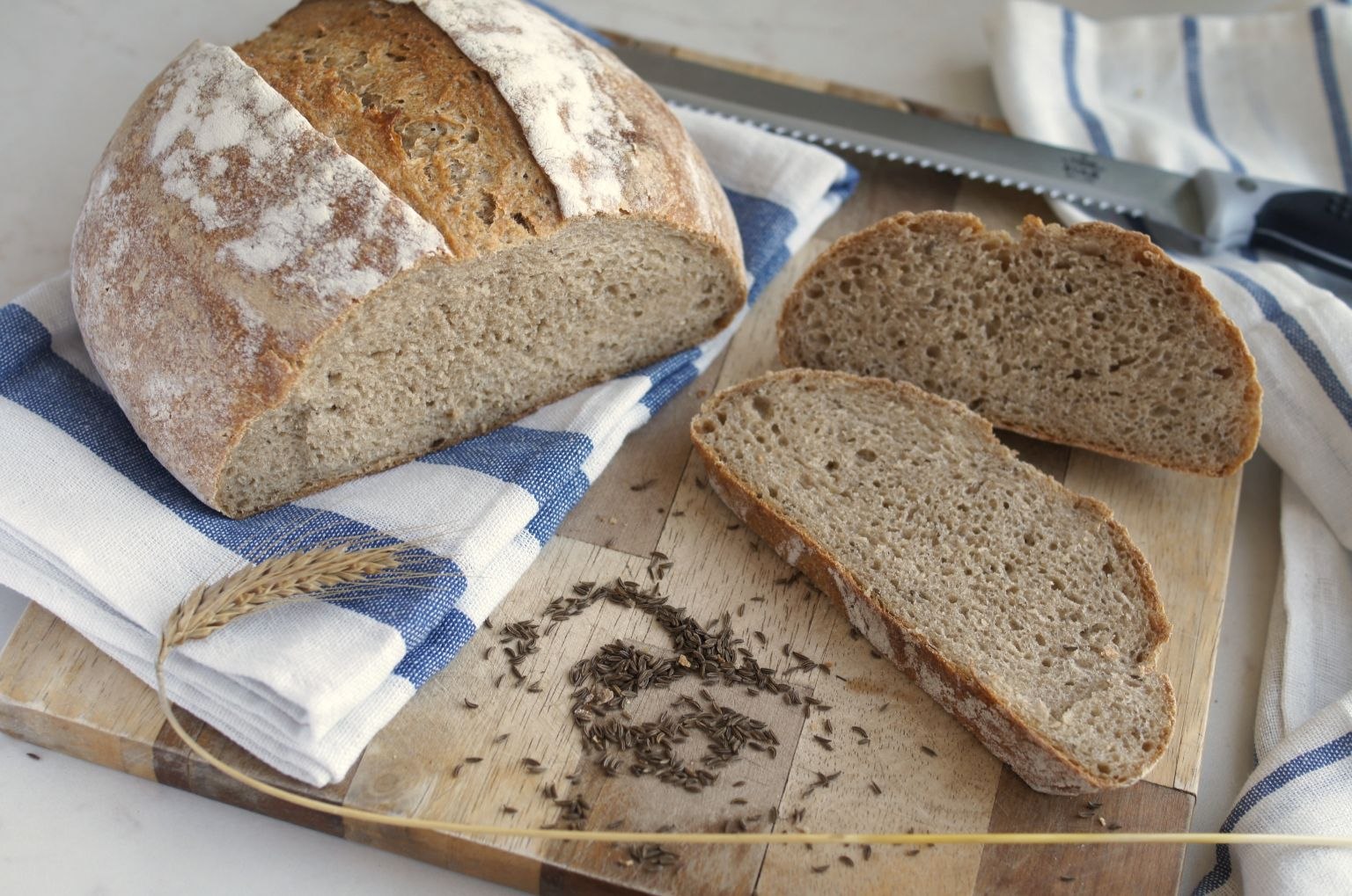 Ржаной хлеб на пшеничной закваске в домашних. Ржано-пшеничный хлеб. Хлеб ржано-пшеничный с тмином. Серый ржано пшеничный хлеб. Пшенично-ржаной хлеб.