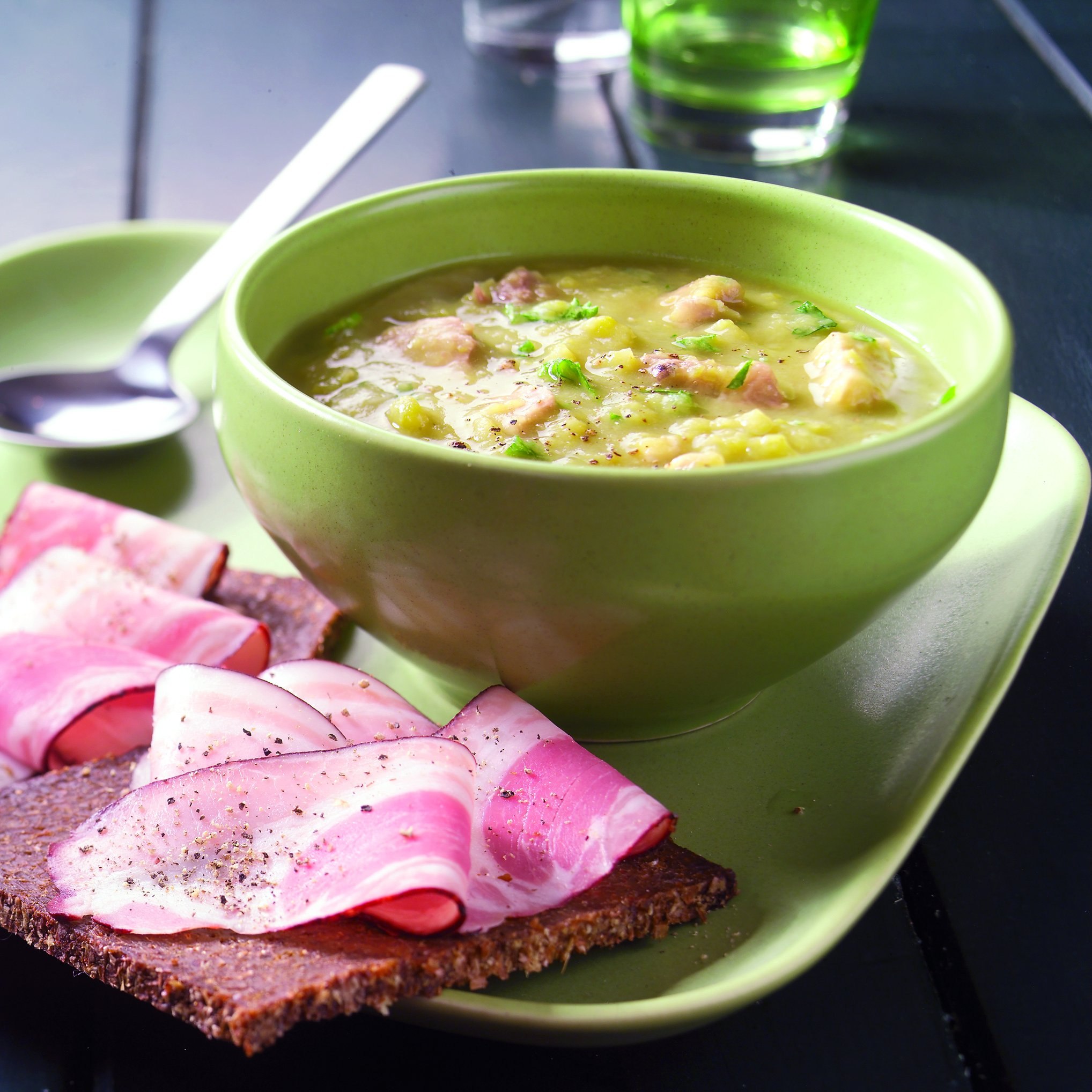 Можно кормящим гороховый суп. Snert голландский гороховый суп. Снерт суп. Гороховый суп с копченостями в Нидерландах. Гороховый суп с копченостями пюре.