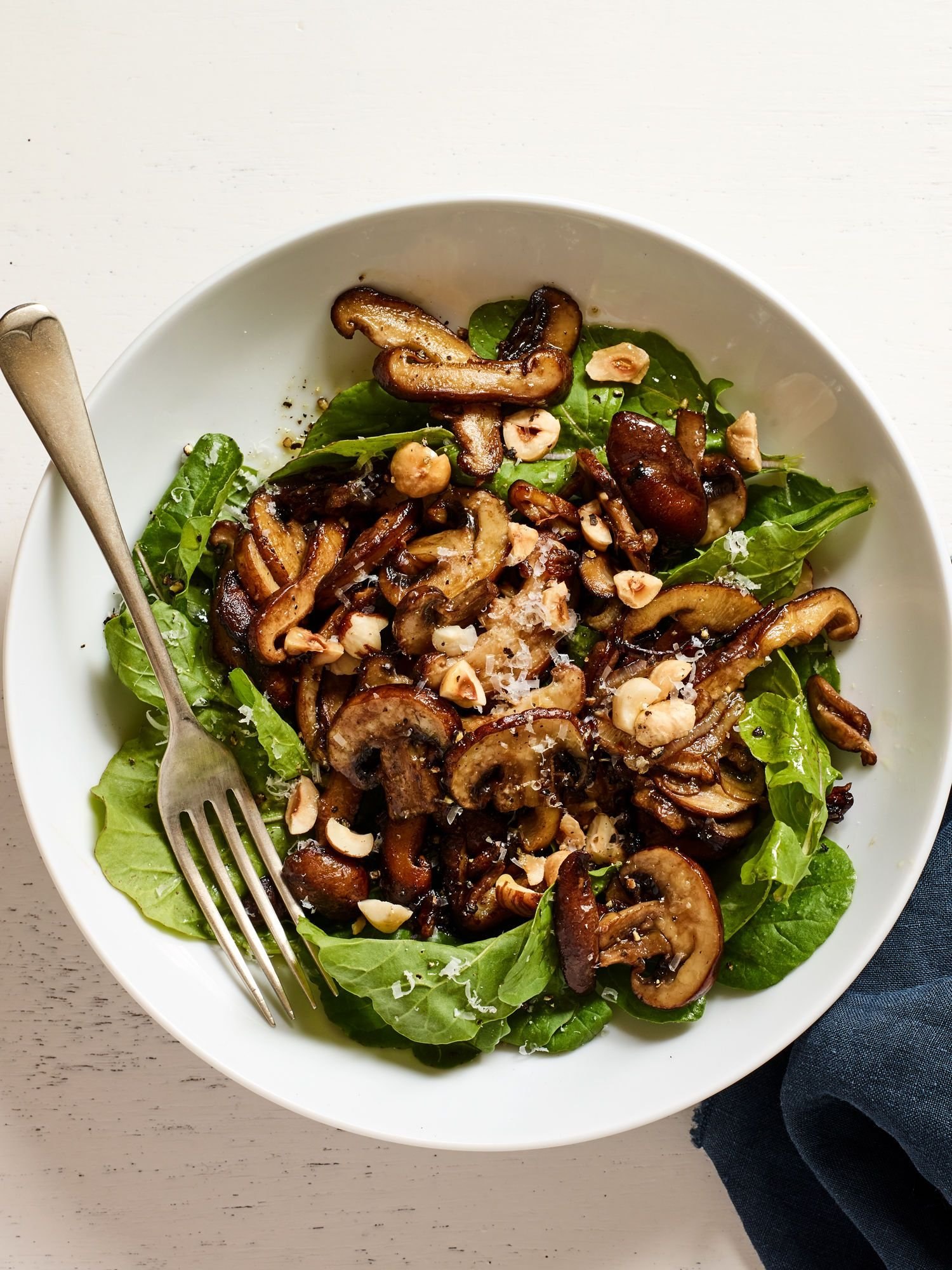Салат с грибами самый простой рецепт. Салат с обжаренными шампиньонами. Салат с шампиньонами жареными. Салат с жареными грибами. Гибжали салат.