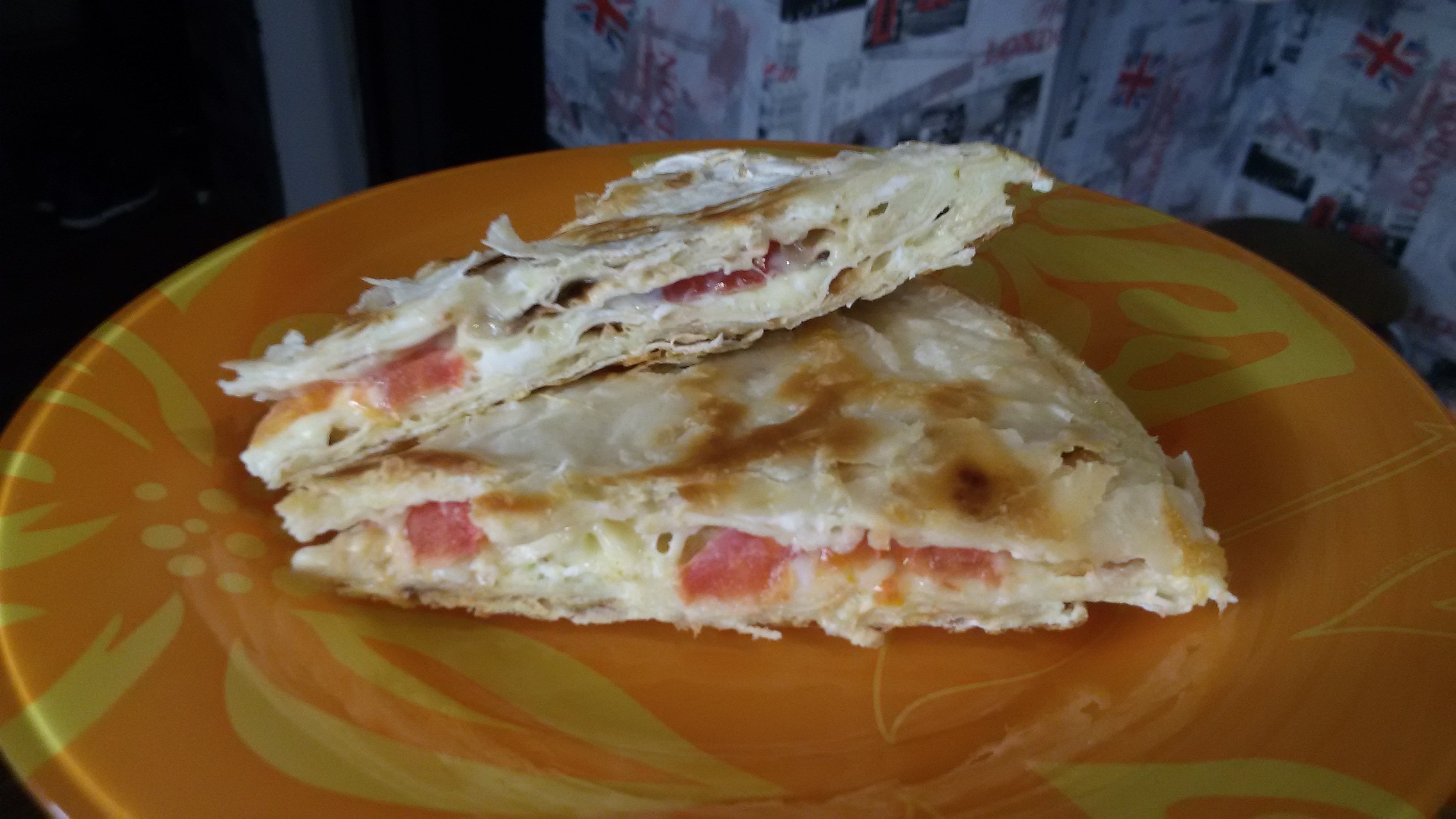 пицца на сковороде из лаваша с яйцом колбасой и сыром нарезанного помидорами рецепт фото 81