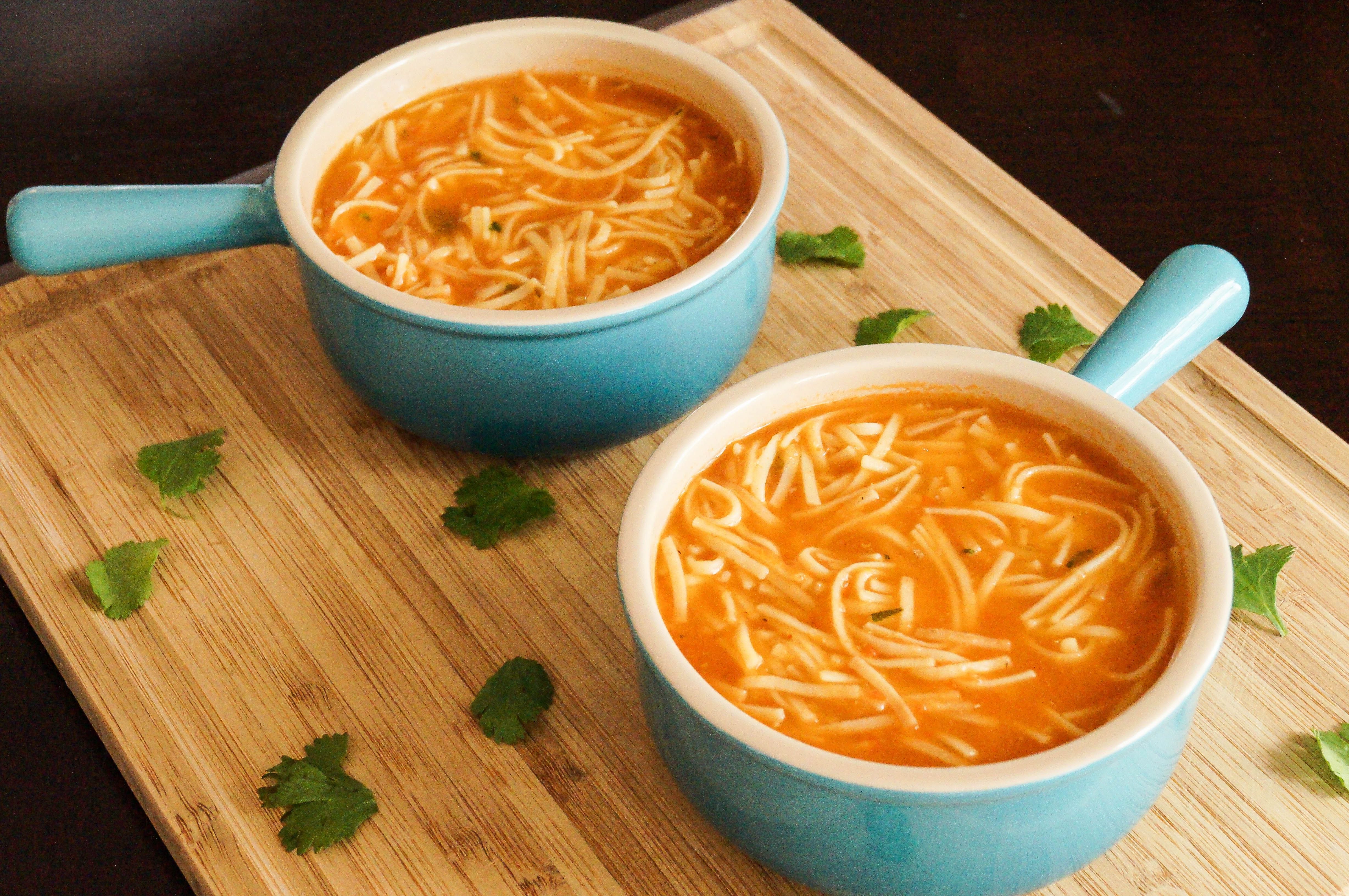 Лапша с томатами. Вермишелевый томатный суп. Вермишелевый суп с томатной пастой. Томатный суп с лапшой. Суп с лапшой и томатной пастой.