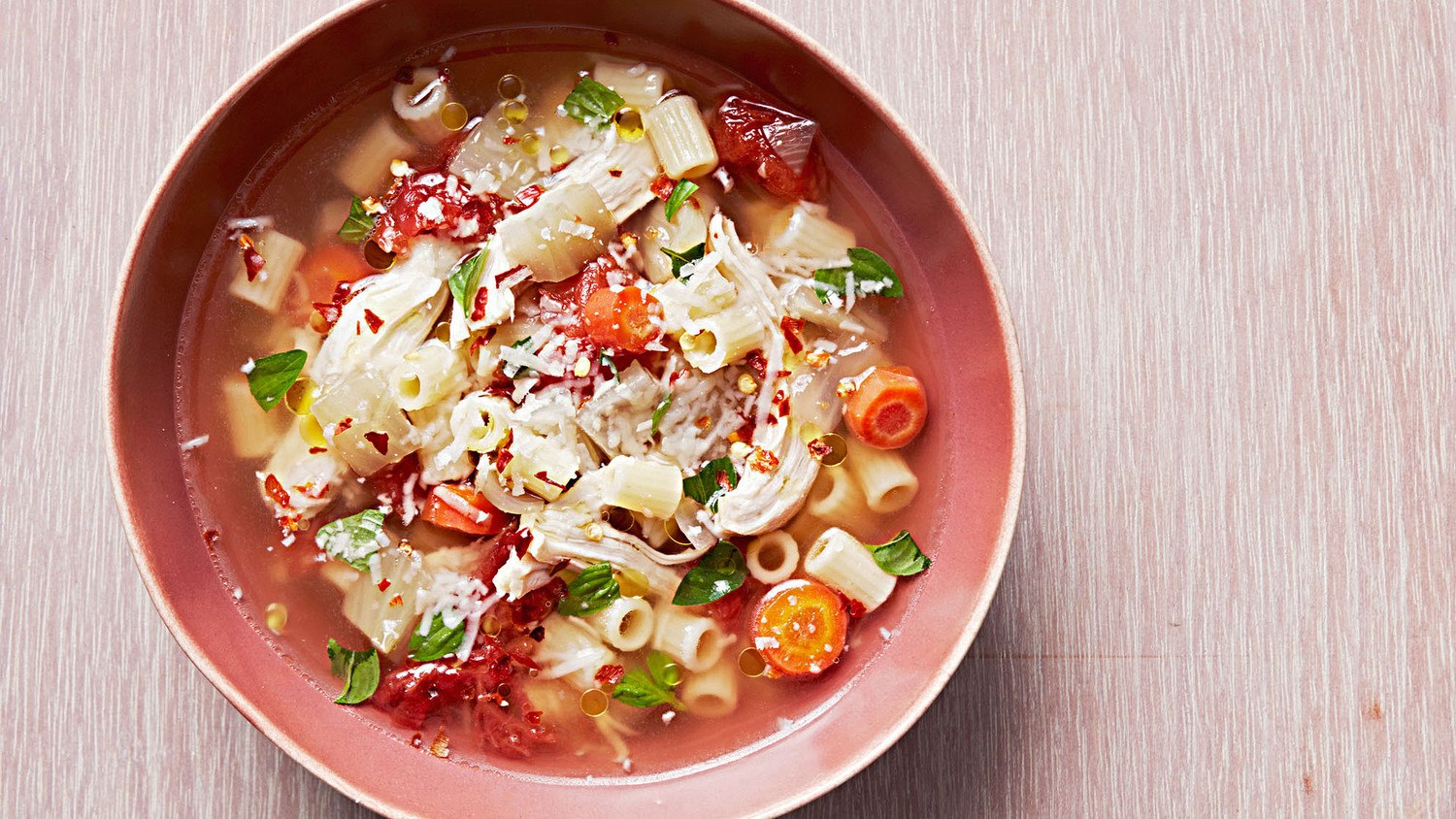 Суп с спагетти. Италиан Чикен суп. Минестроне с макаронами. Итальянский суп с курицей. Итальянский суп с макаронами.