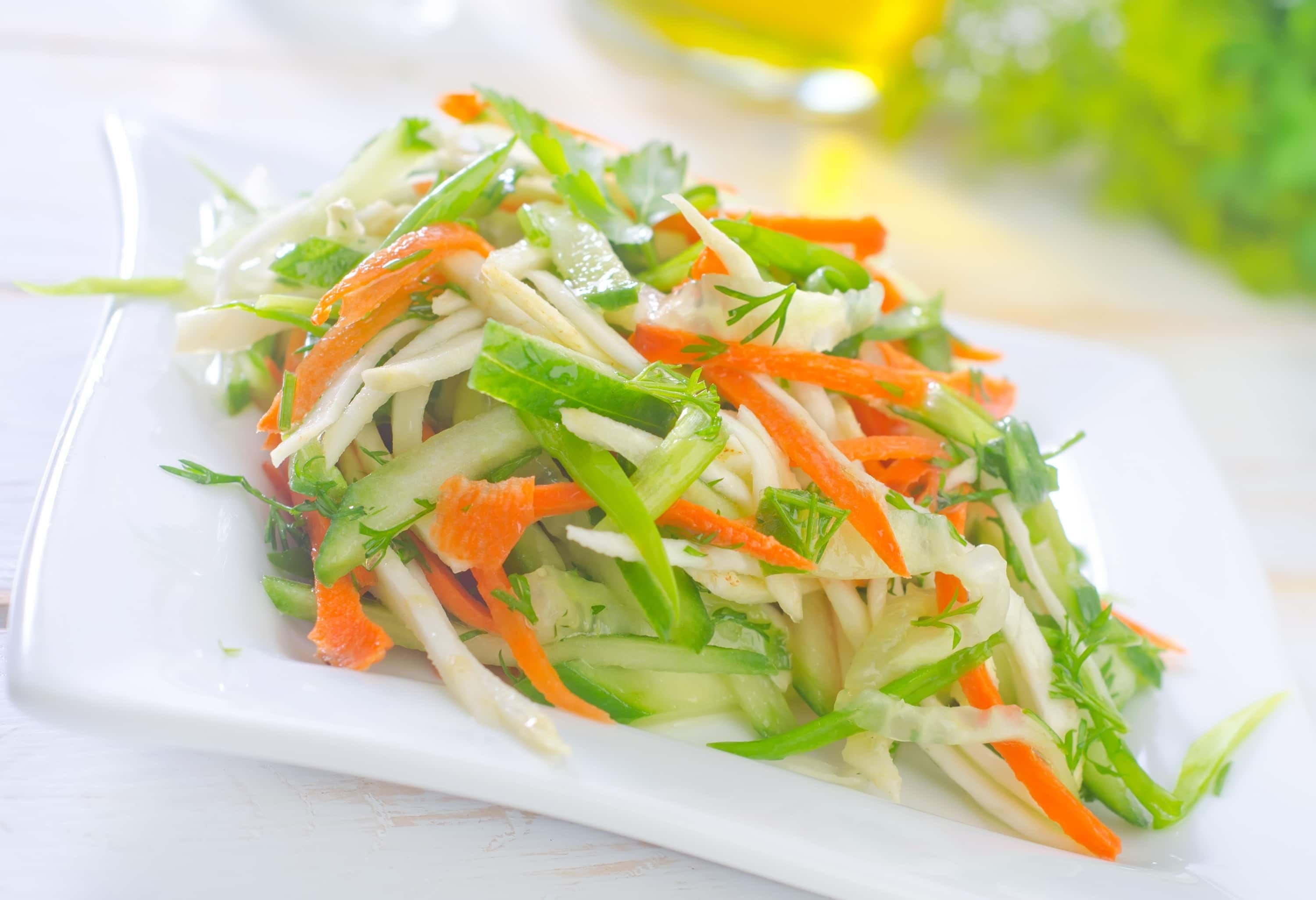 Капуста морковь огурец масло. Витаминный (капуста, перец, огурец, морковь) 100г - 35р. Салат из капусты. Салат витаминный. Овощной витаминный салат.